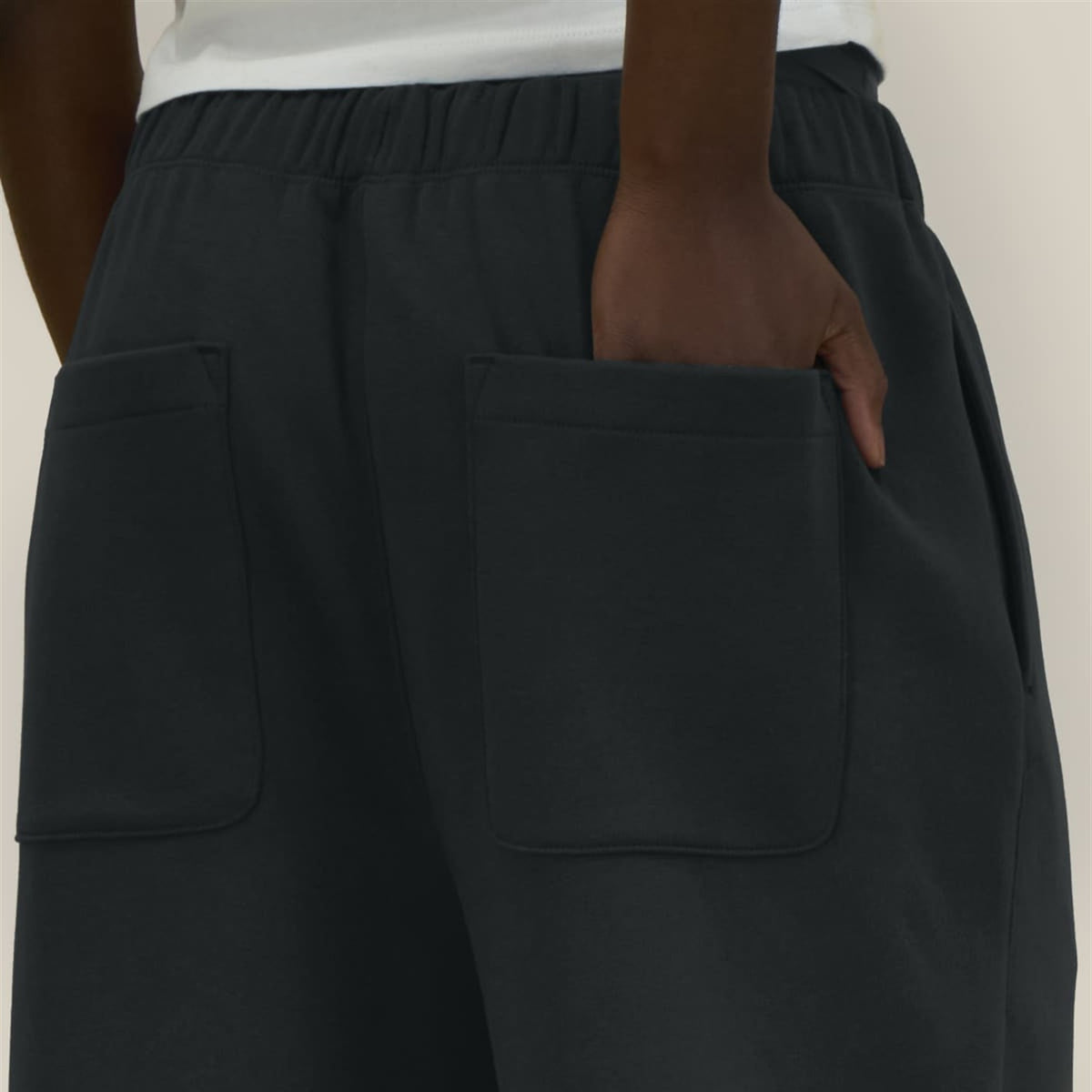 Detail: aufgesetzte Gesäßtaschen der Jogginghose in Schwarz