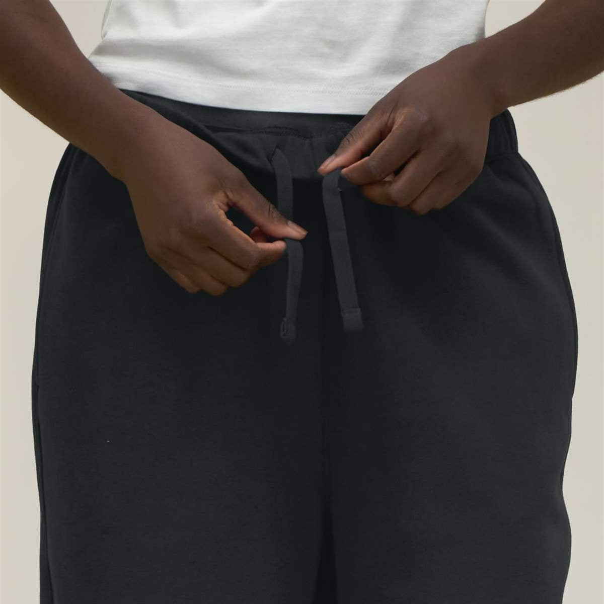 Detail: elastischer Bund mit flachem Kordelzug in Schwarz