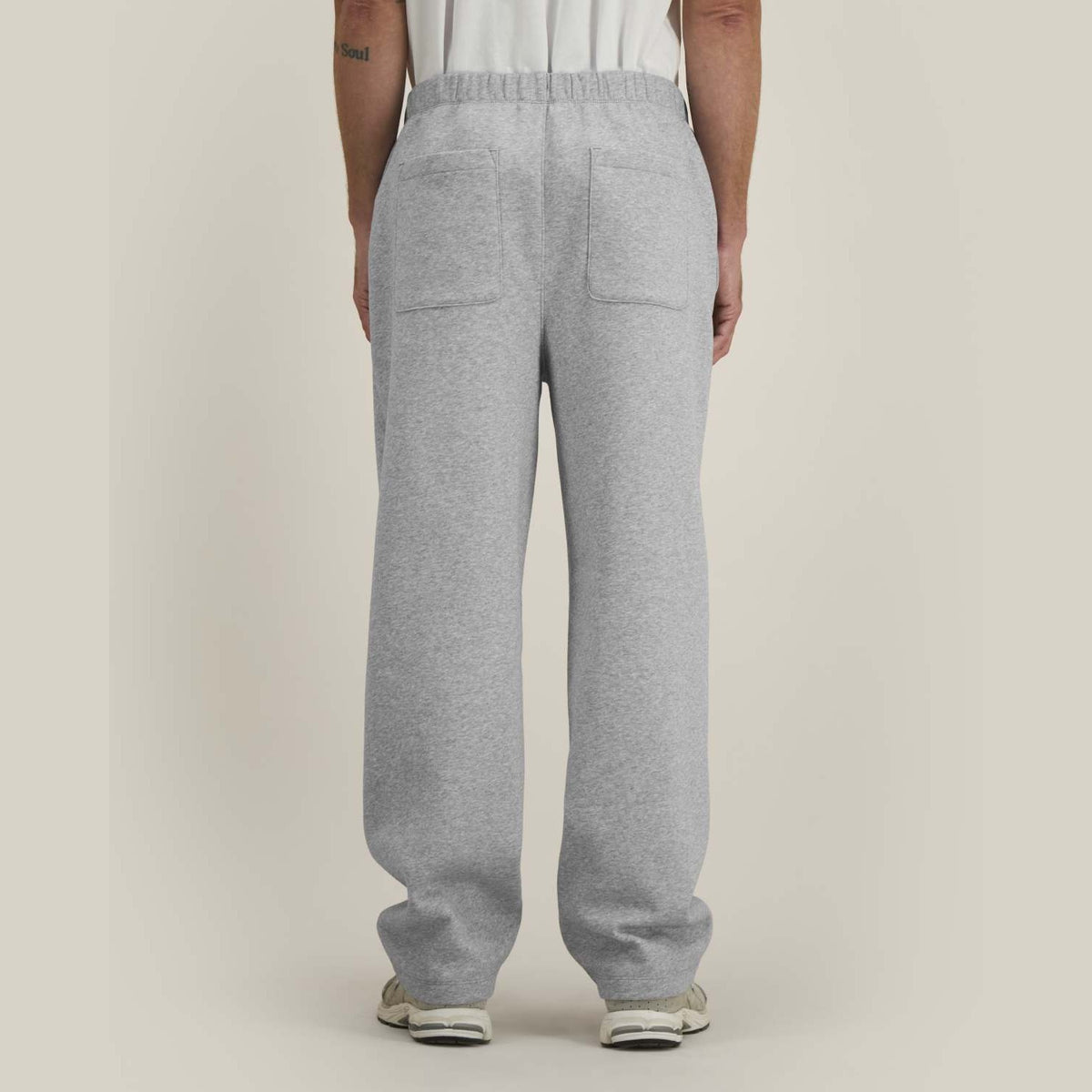 Unisex Jogginghose Heather Grey – Rückansicht mit aufgesetzten Gesäßtaschen