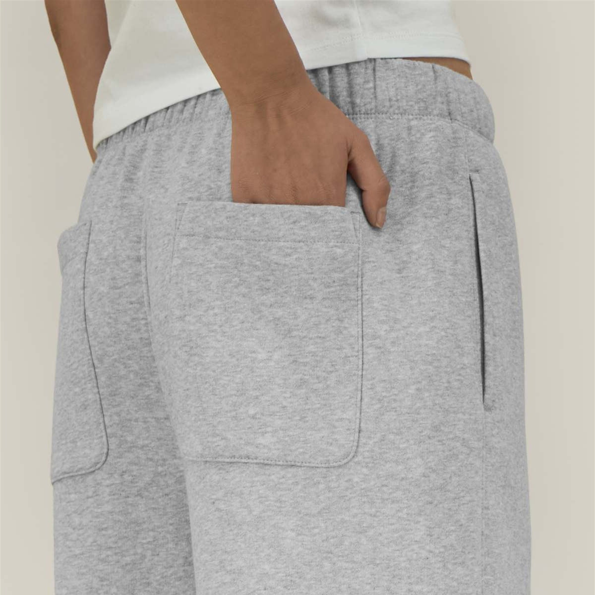 Detail: seitliche Eingrifftasche der Jogginghose in Heather Grey
