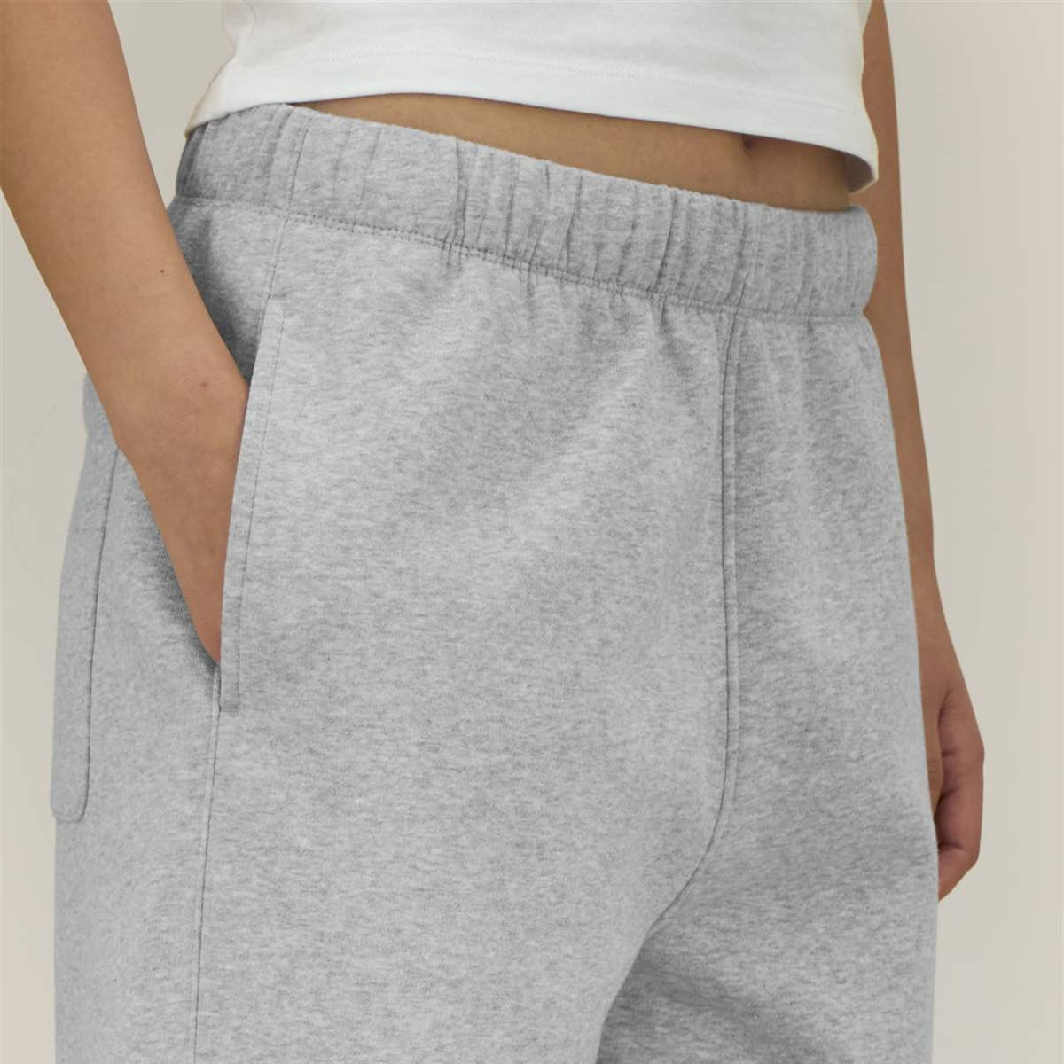 Detail: aufgesetzte Gesäßtaschen der Jogginghose in Heather Grey