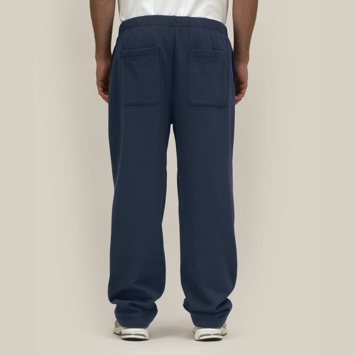 Unisex Jogginghose Navy – Rückansicht mit aufgesetzten Gesäßtaschen