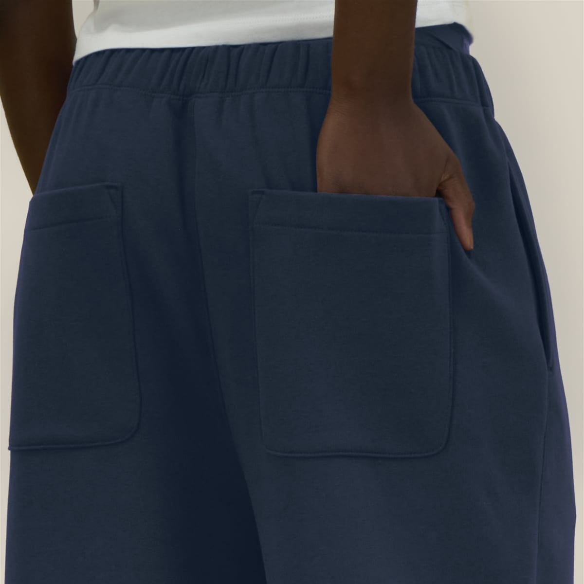 Detail: aufgesetzte Gesäßtaschen der Jogginghose in Navy