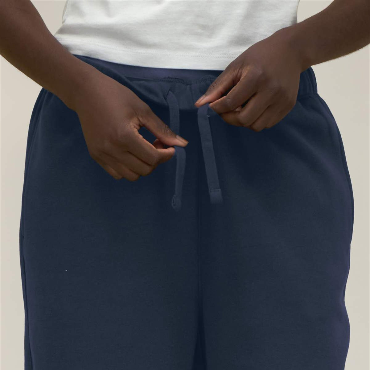Detail: elastischer Bund mit flachem Kordelzug in Navy