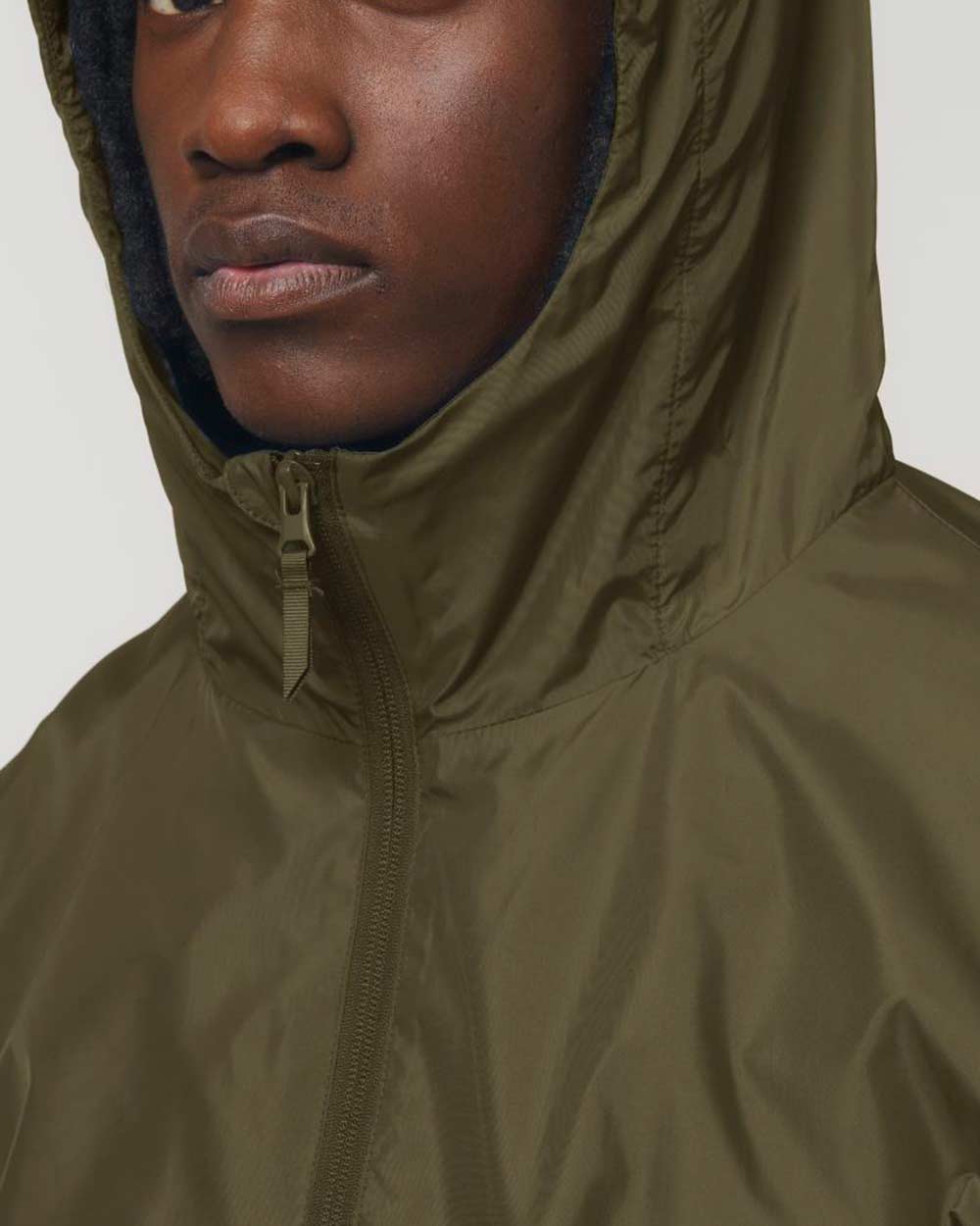 nachhaltige-regenjacke_recyceltes-pet_british_khaki_07