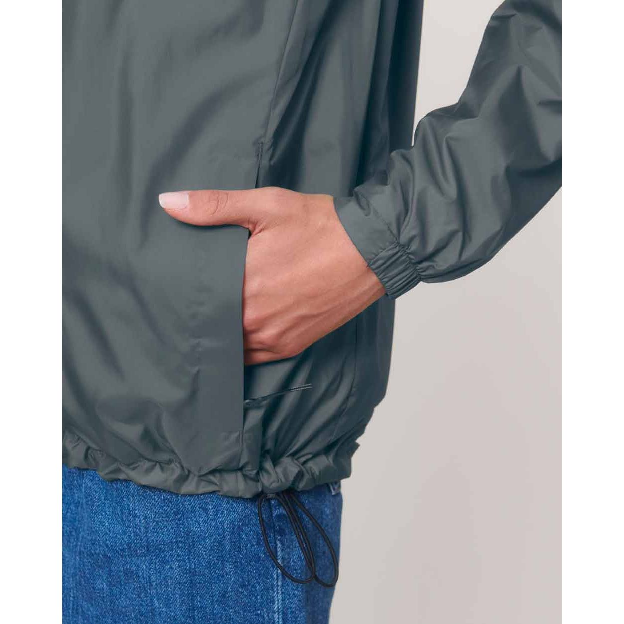 nachhaltige-regenjacke_recyceltes-pet_deep_metali_11