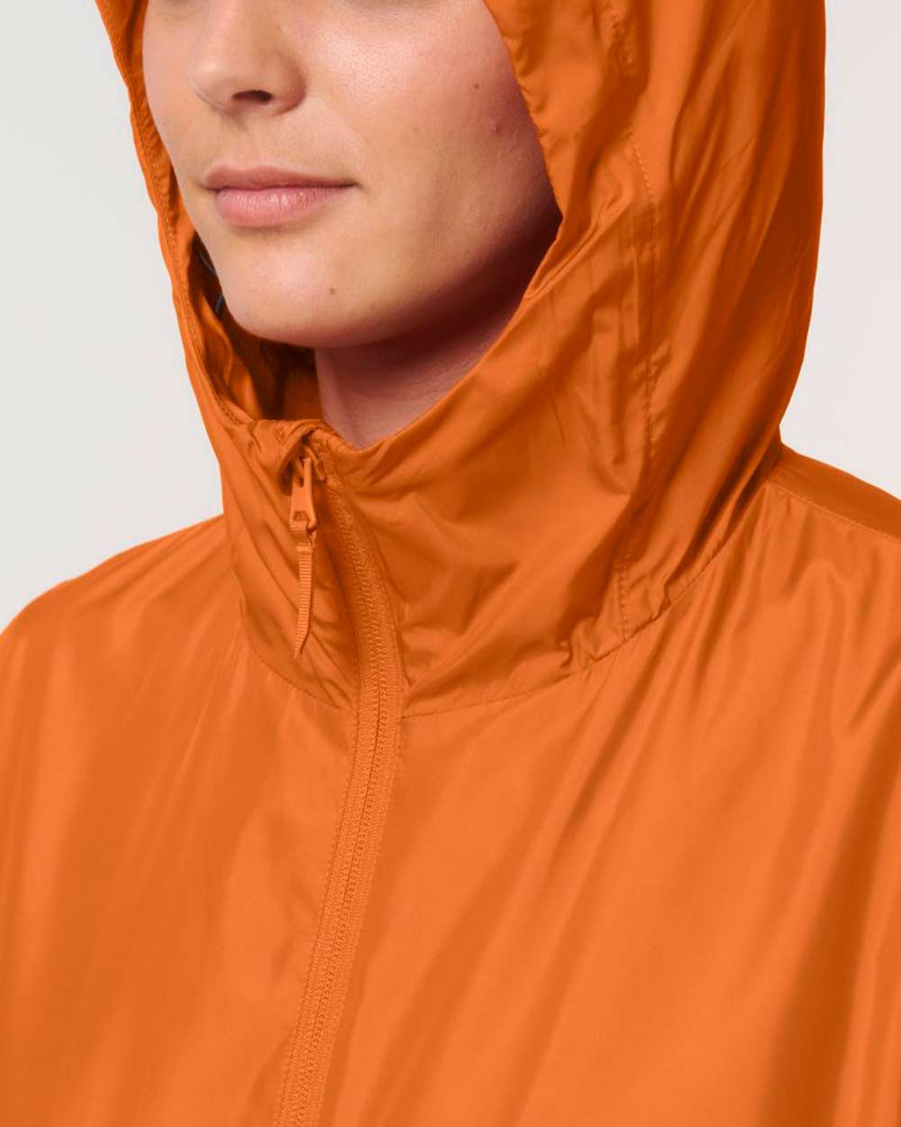 nachhaltige-regenjacke_recyceltes-pet_flame_orange_07