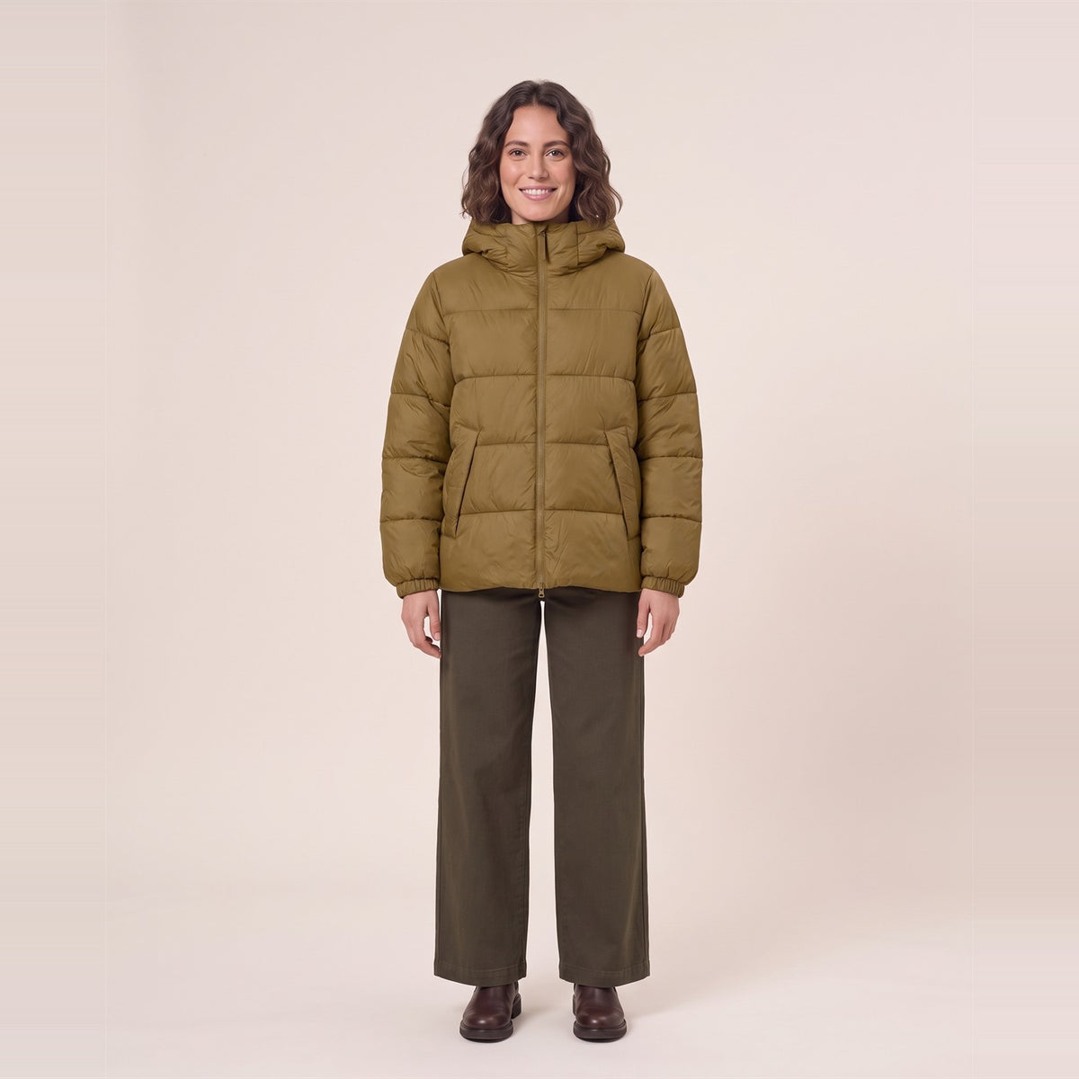 Unisex Pufferjacke Bronze – Vorderansicht, Medium Fit (AI-modifiziert)