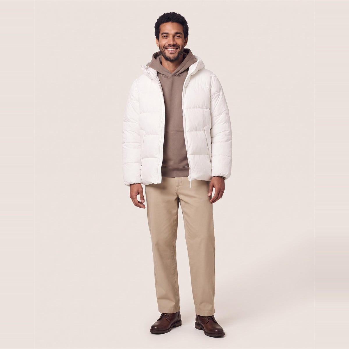 Unisex Pufferjacke mit Kapuze in Off White – Vorderansicht am Model (AI-modifiziert)