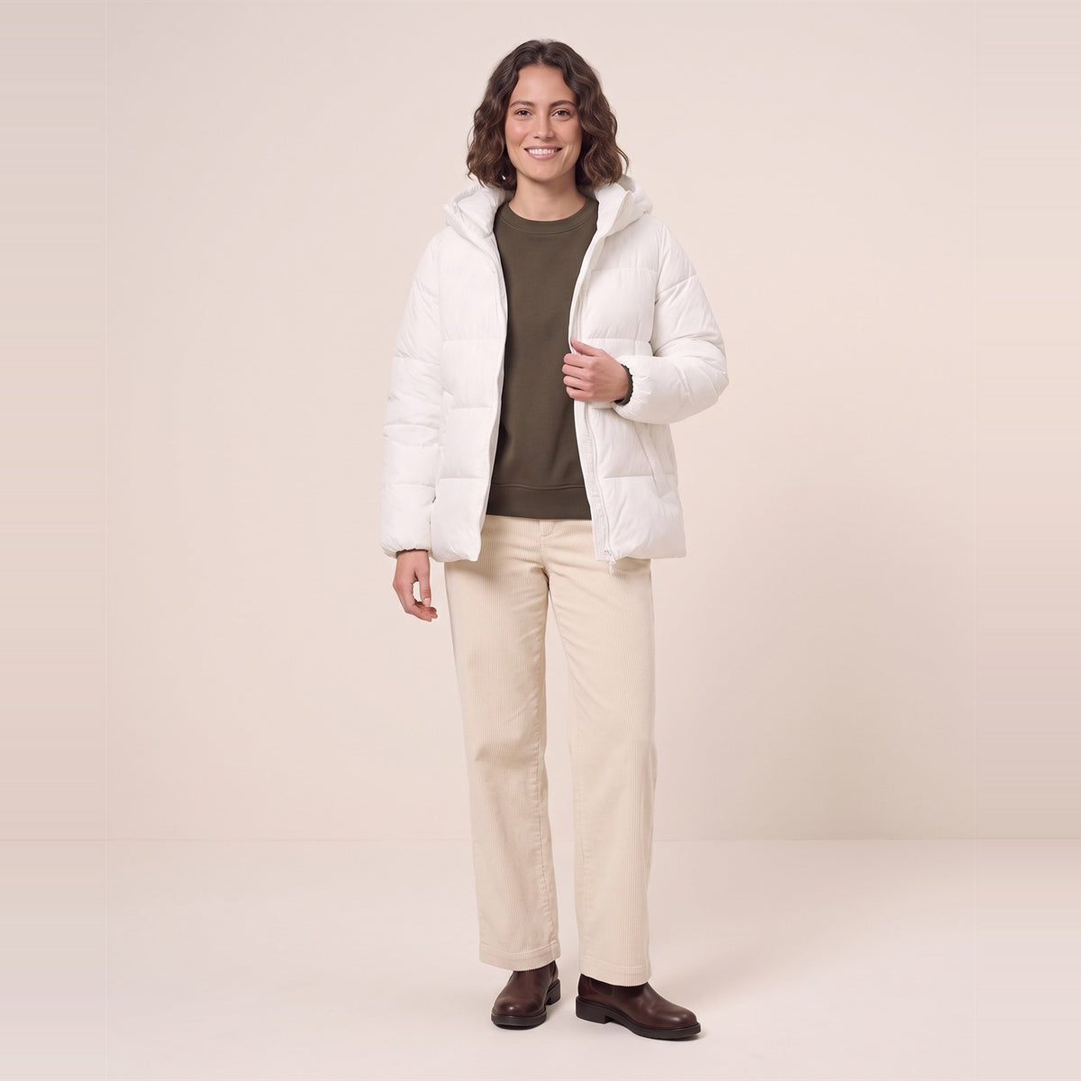 Unisex Pufferjacke Off White – Vorderansicht, Medium Fit (AI-modifiziert)