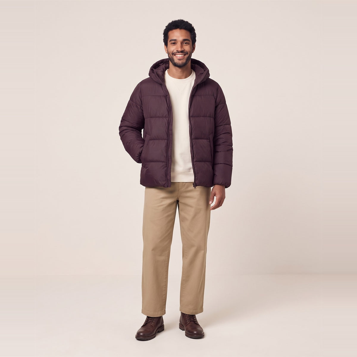 Unisex Pufferjacke mit Kapuze in Red Brown – Vorderansicht am Model (AI-modifiziert)