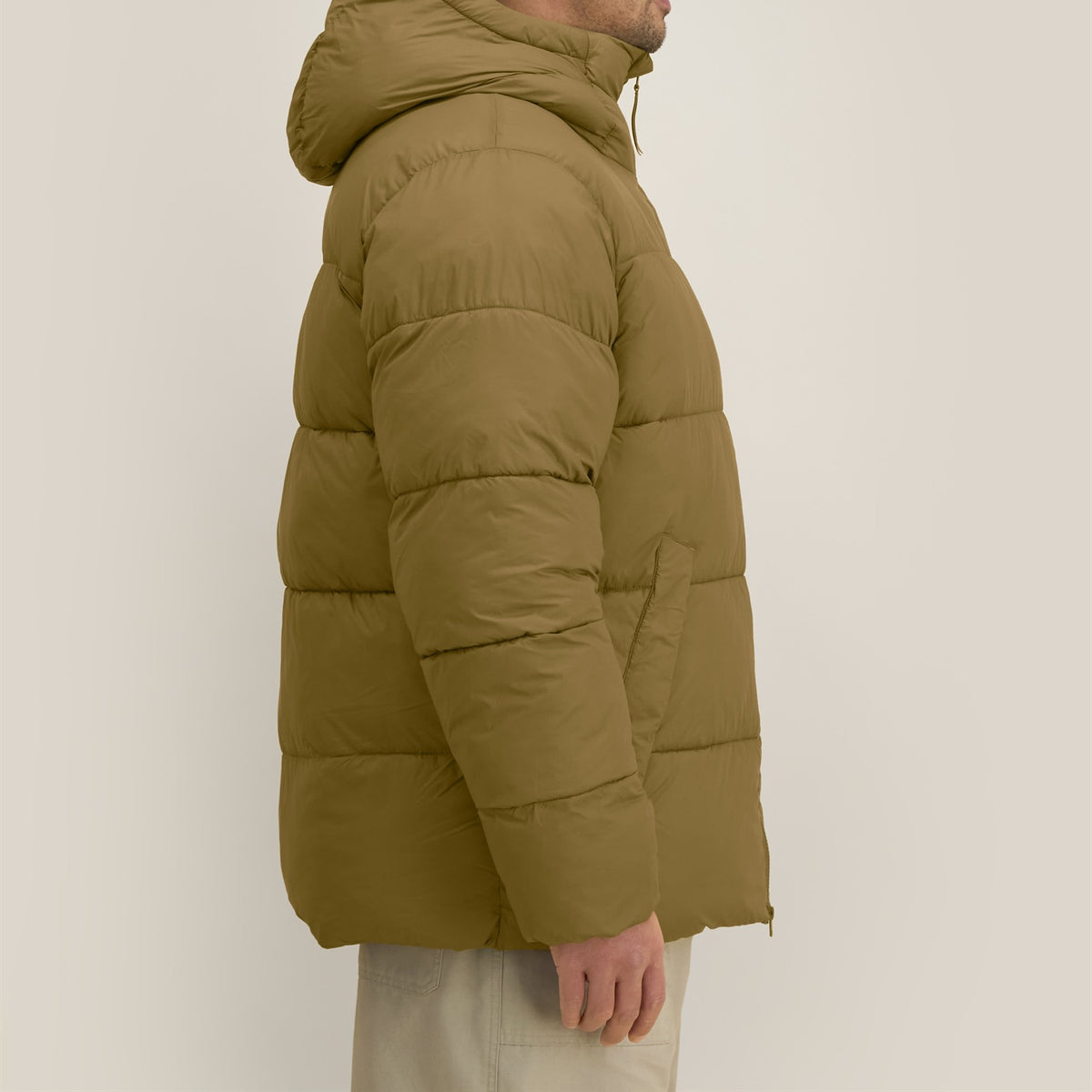 Pufferjacke Bronze – Seitenansicht von hinten