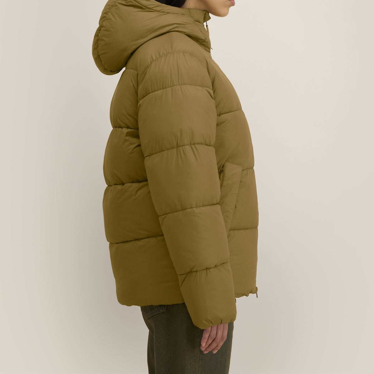 Pufferjacke Bronze – Seitenansicht Schulterpartie