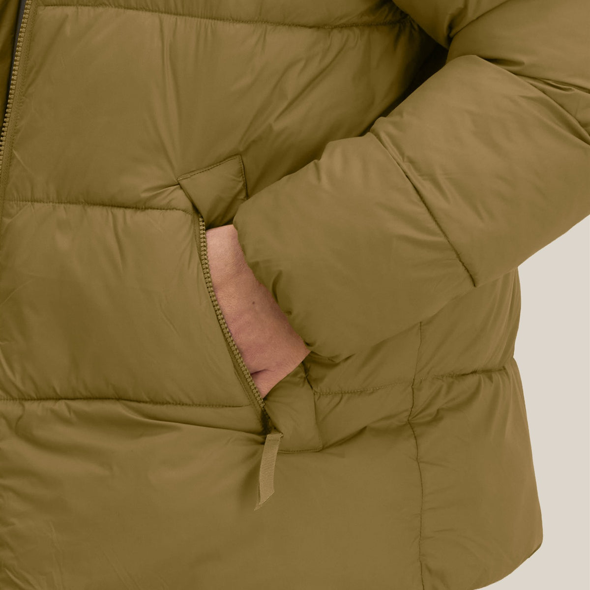 Detail: seitliche Eingrifftasche der Pufferjacke in Bronze