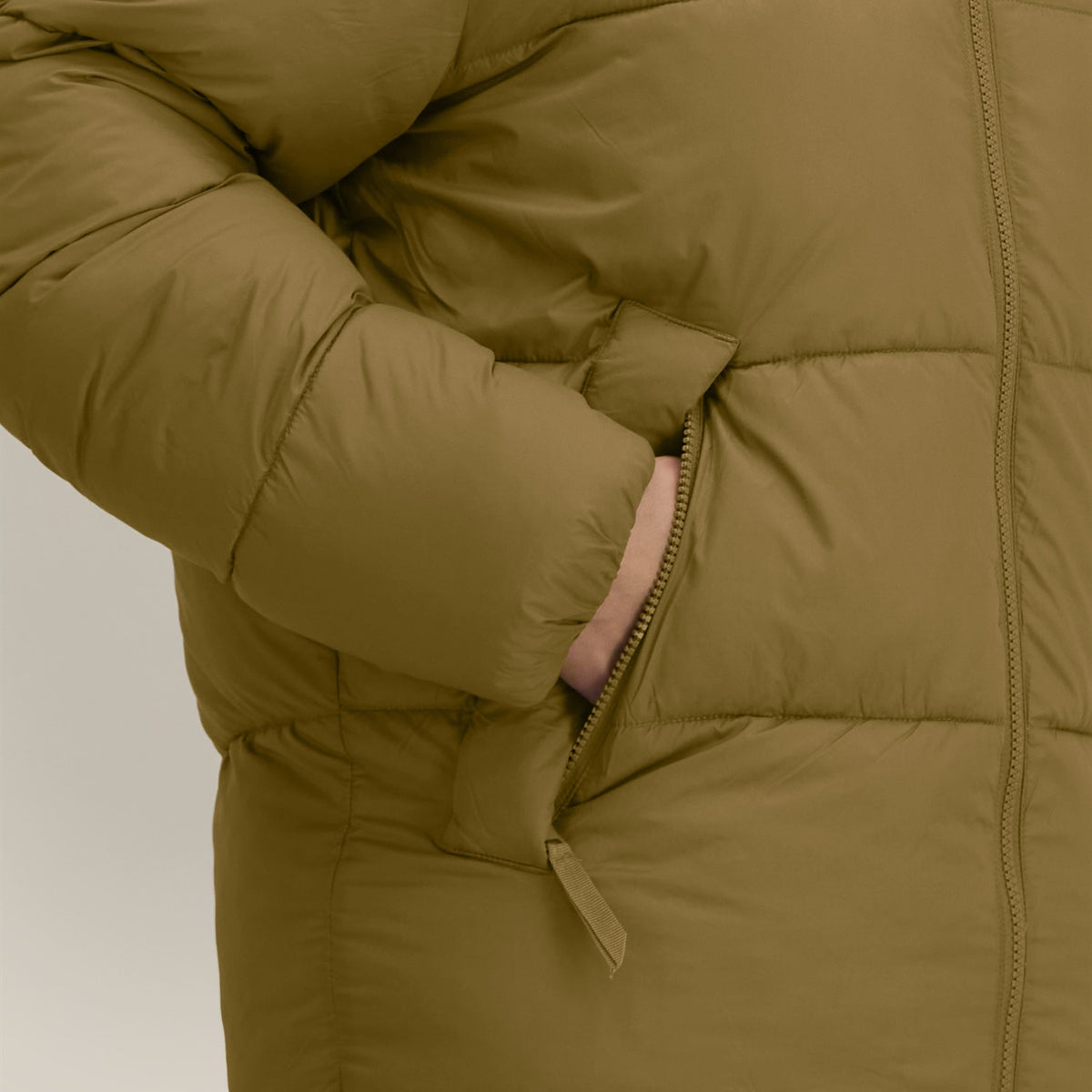 Detail: Ärmelabschluss der Pufferjacke in Bronze