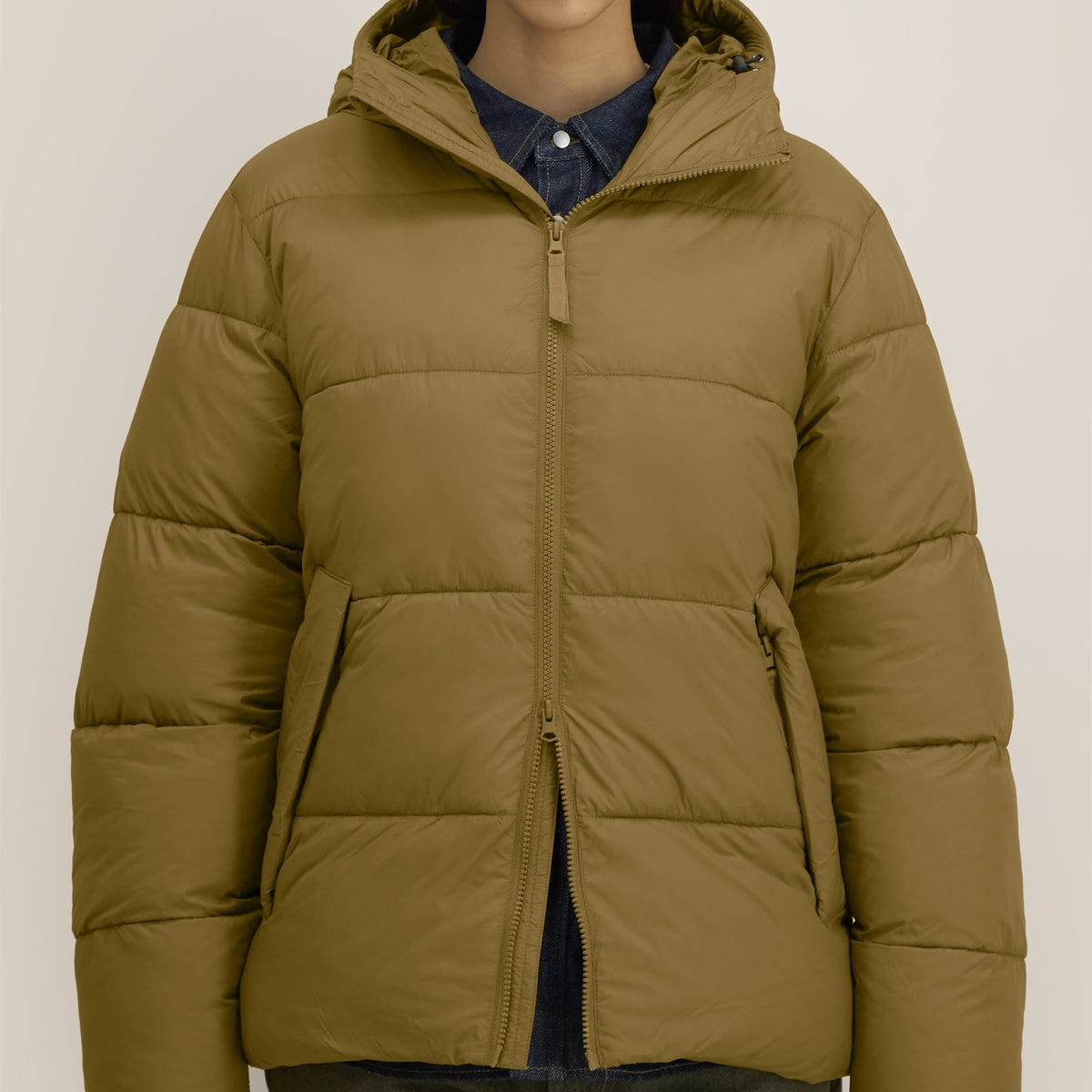 Detail: Pufferjacke Bronze offen getragen