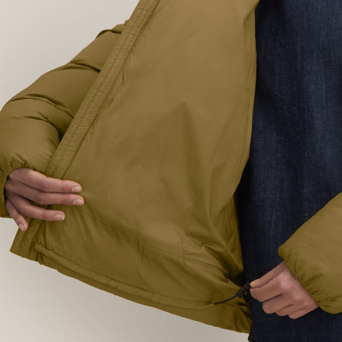 Detail: Innenfutter der Pufferjacke in Bronze
