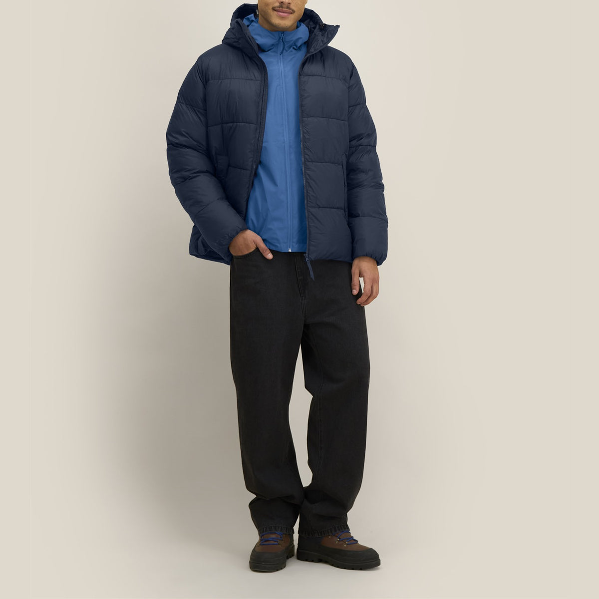 Unisex Pufferjacke mit Kapuze in Navy – Vorderansicht