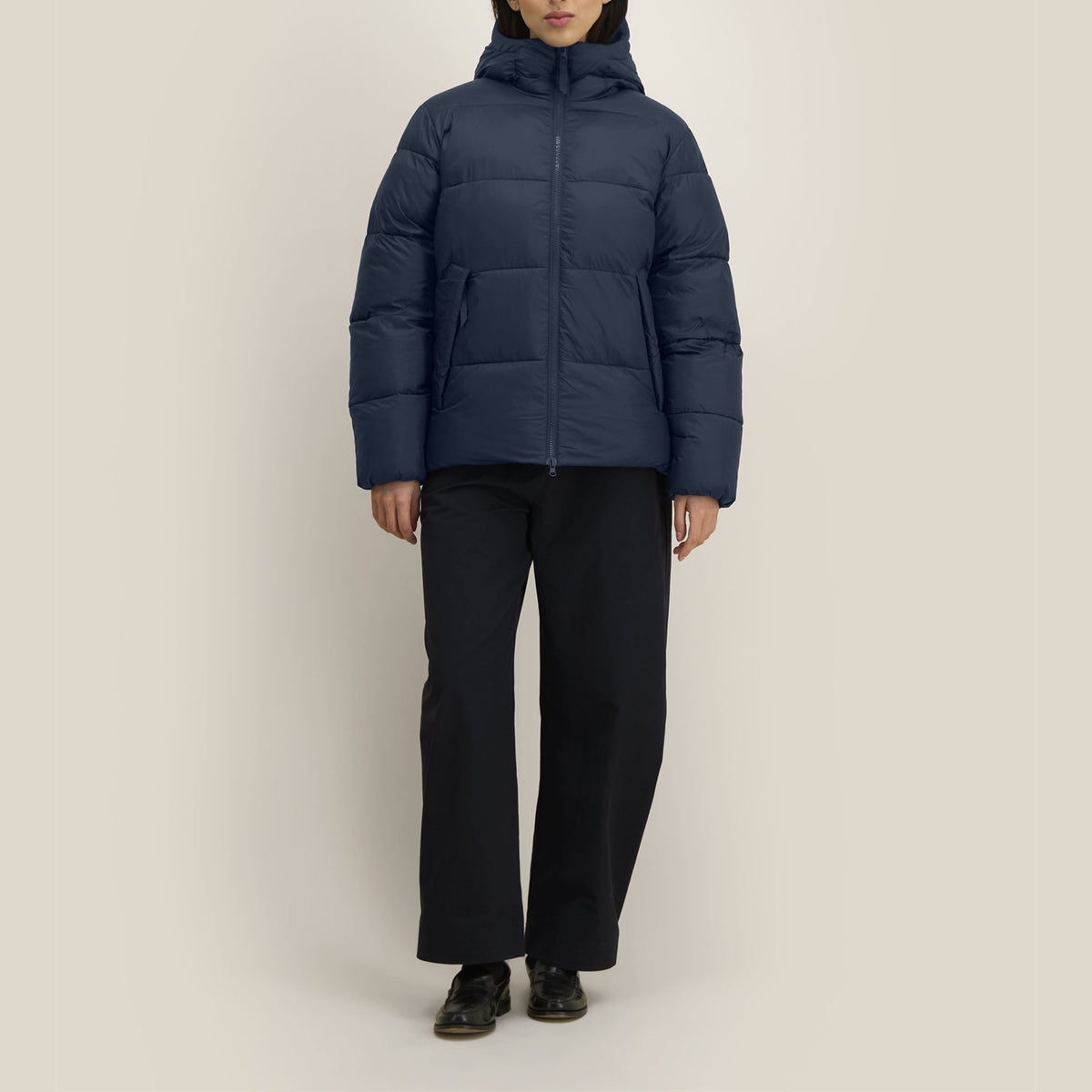 Unisex Pufferjacke Navy – Vorderansicht, Medium Fit