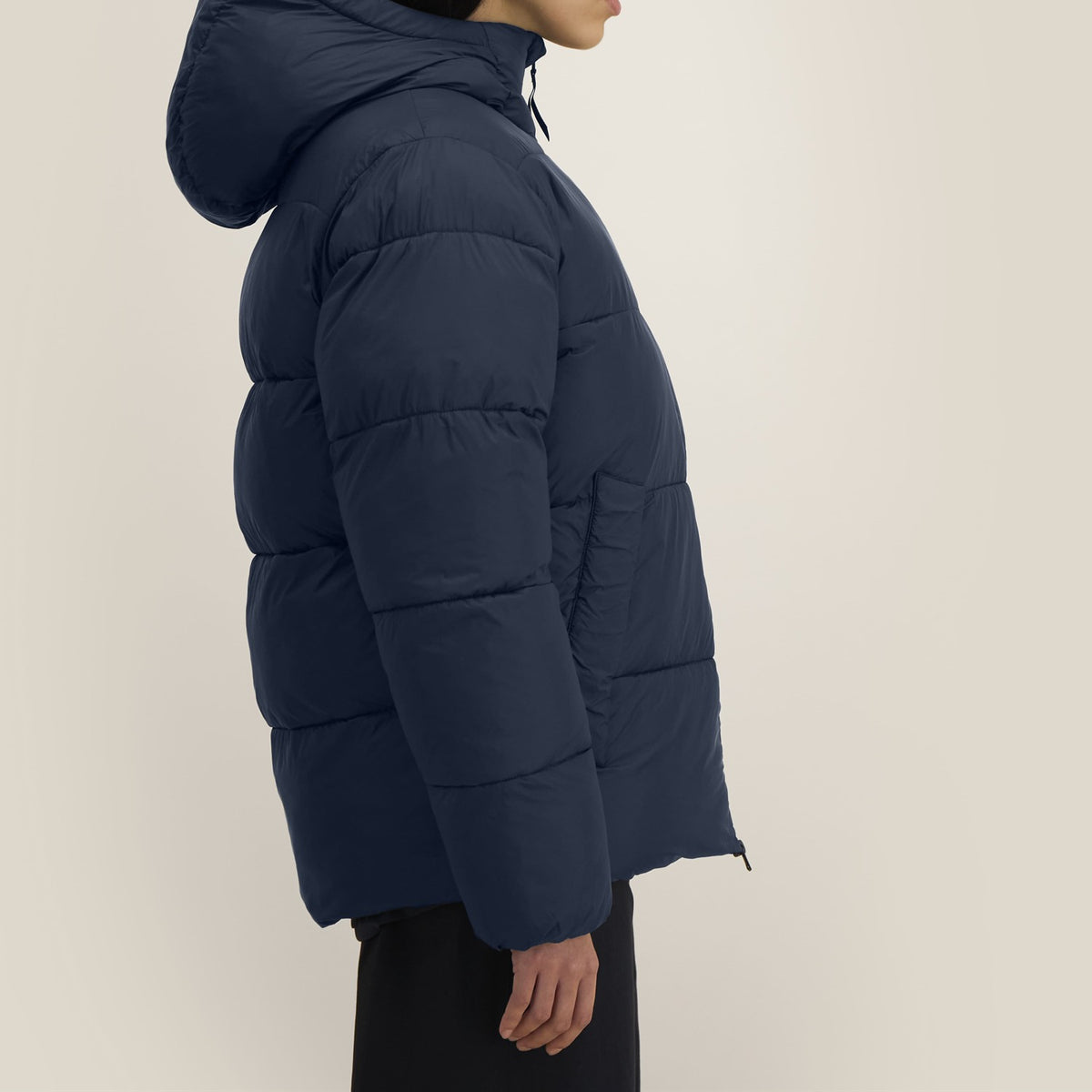 Pufferjacke Navy – Seitenansicht Schulterpartie
