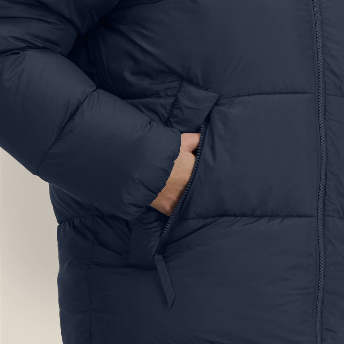Detail: seitliche Eingrifftasche der Pufferjacke in Navy