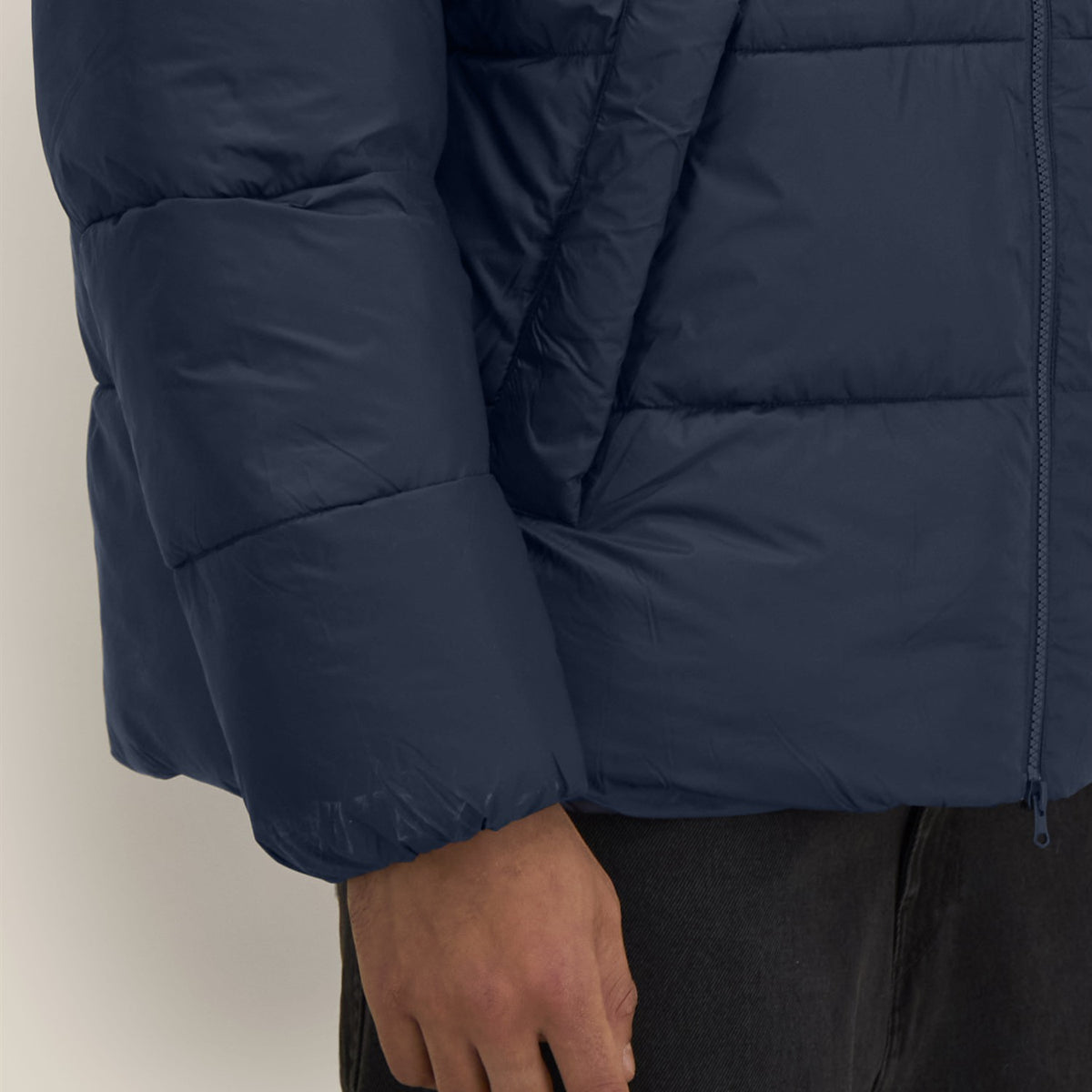 Detail: Ärmelabschluss der Pufferjacke in Navy