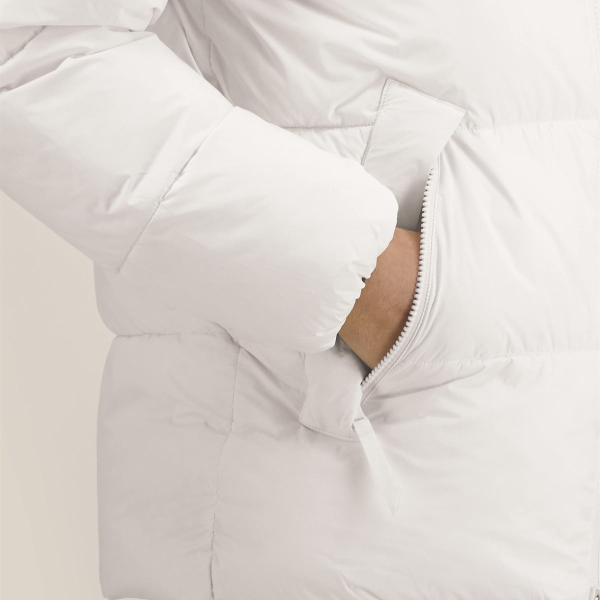 Detail: seitliche Eingrifftasche der Pufferjacke in Off White