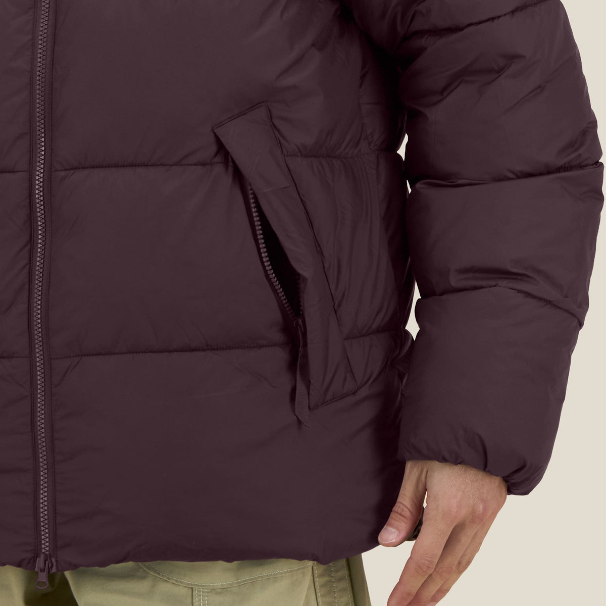 Detail: seitliche Eingrifftasche der Pufferjacke in Red Brown