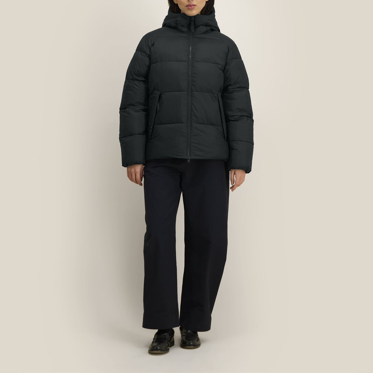 Unisex Pufferjacke Schwarz – Vorderansicht, Medium Fit