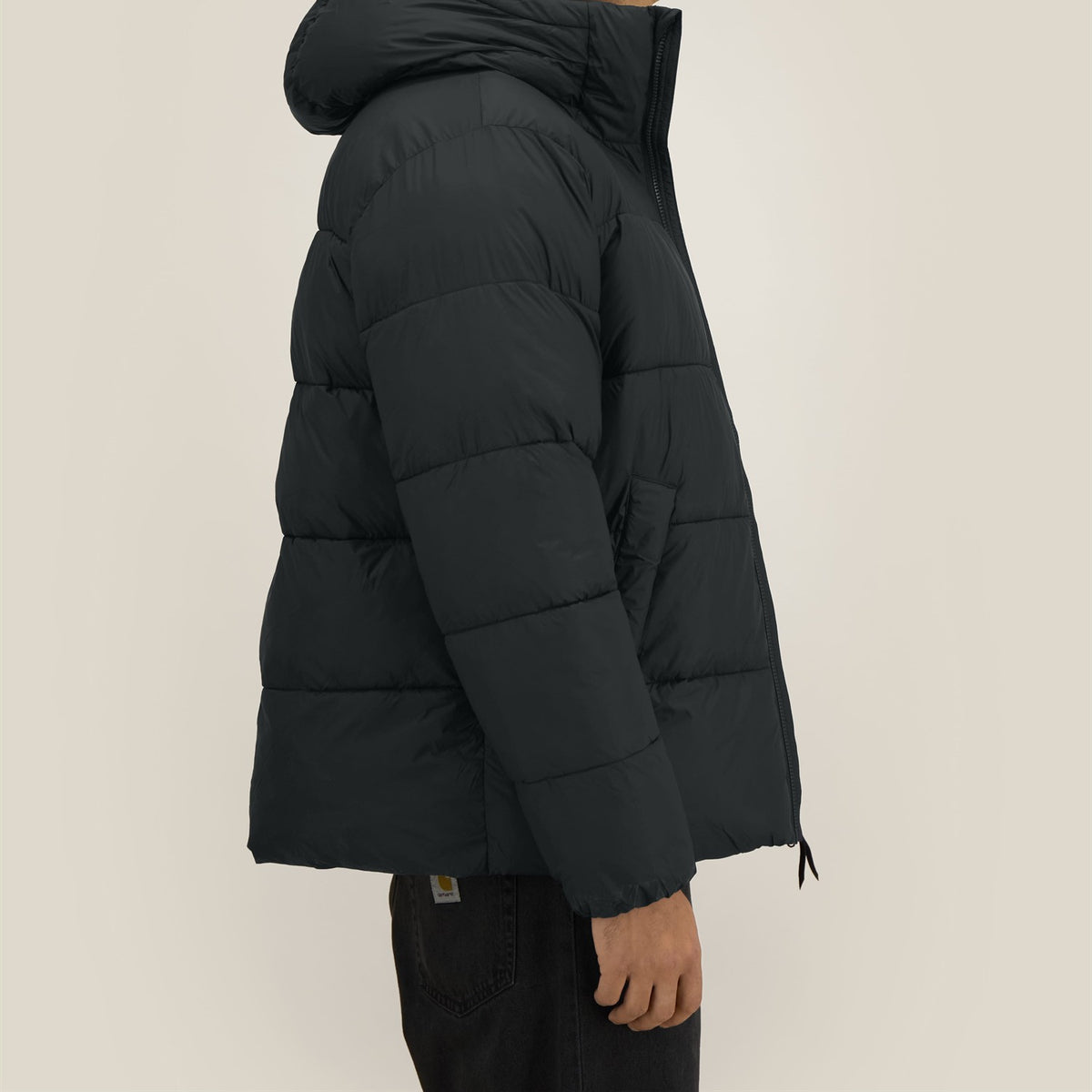 Pufferjacke Schwarz – Seitenansicht von hinten