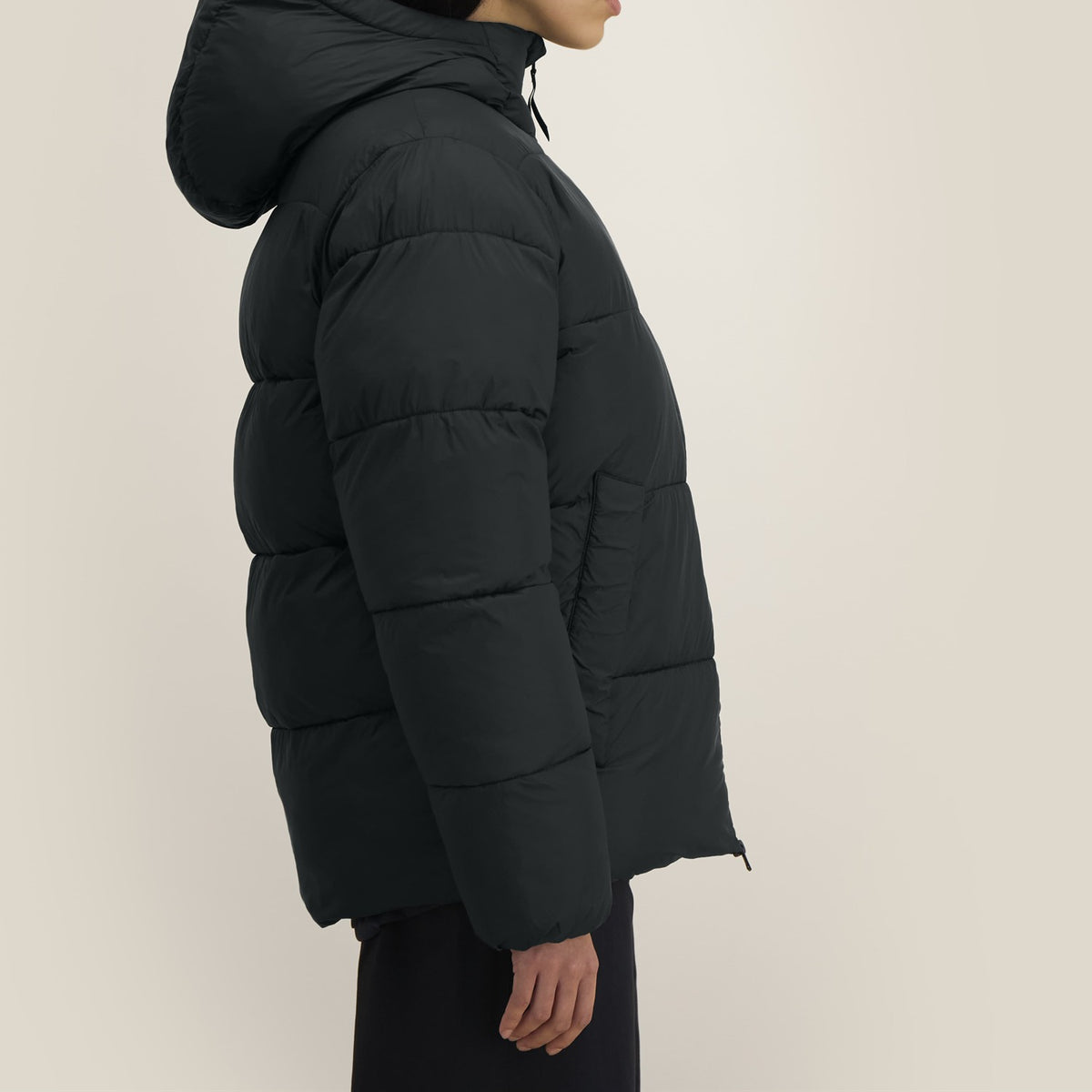 Pufferjacke Schwarz – Seitenansicht Schulterpartie