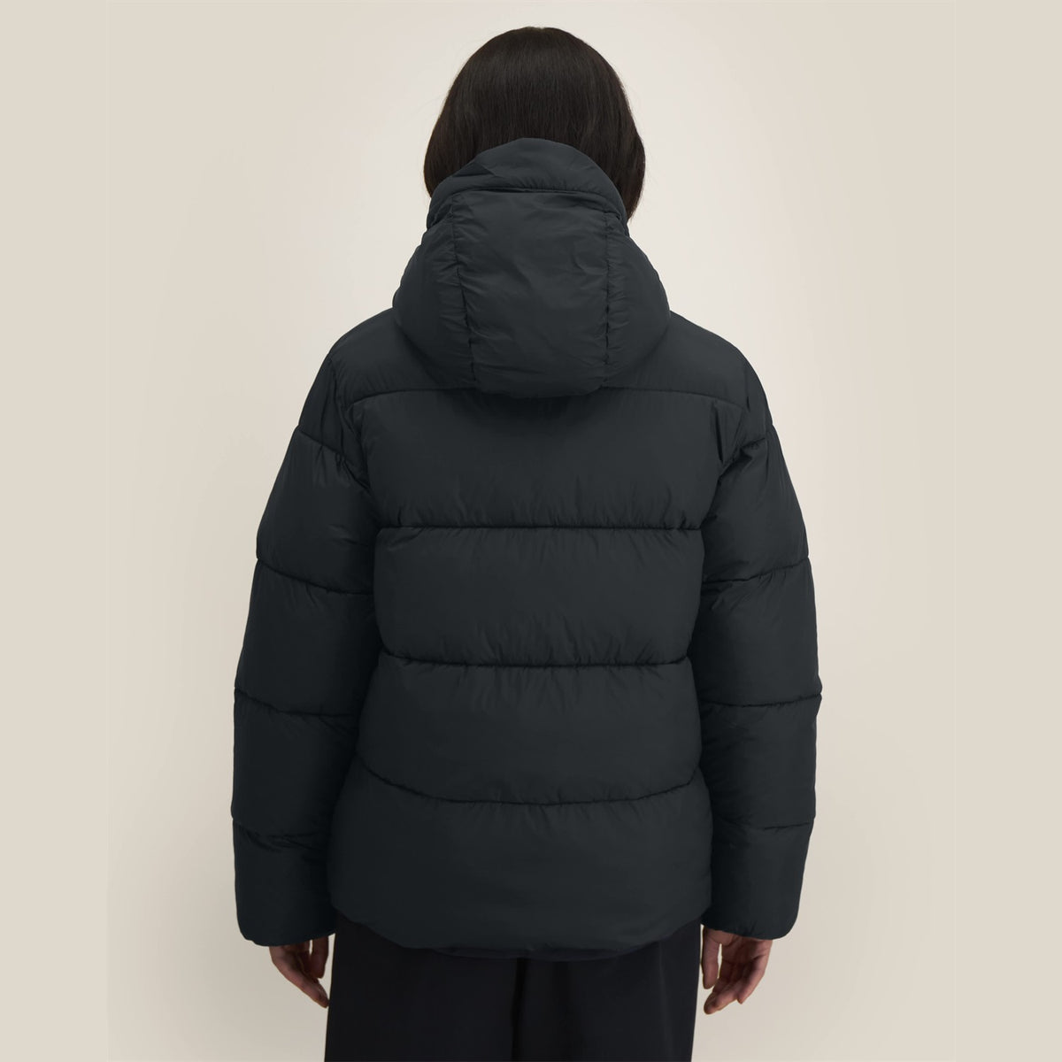 Unisex Pufferjacke Schwarz – Rückansicht am Model