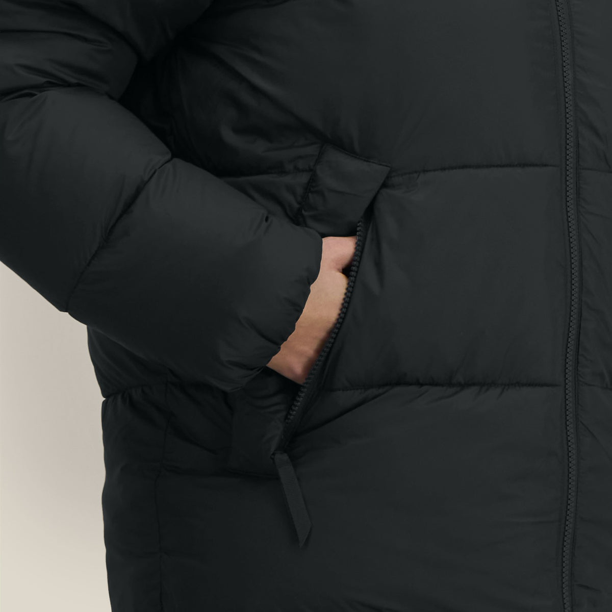 Detail: seitliche Eingrifftasche der Pufferjacke in Schwarz