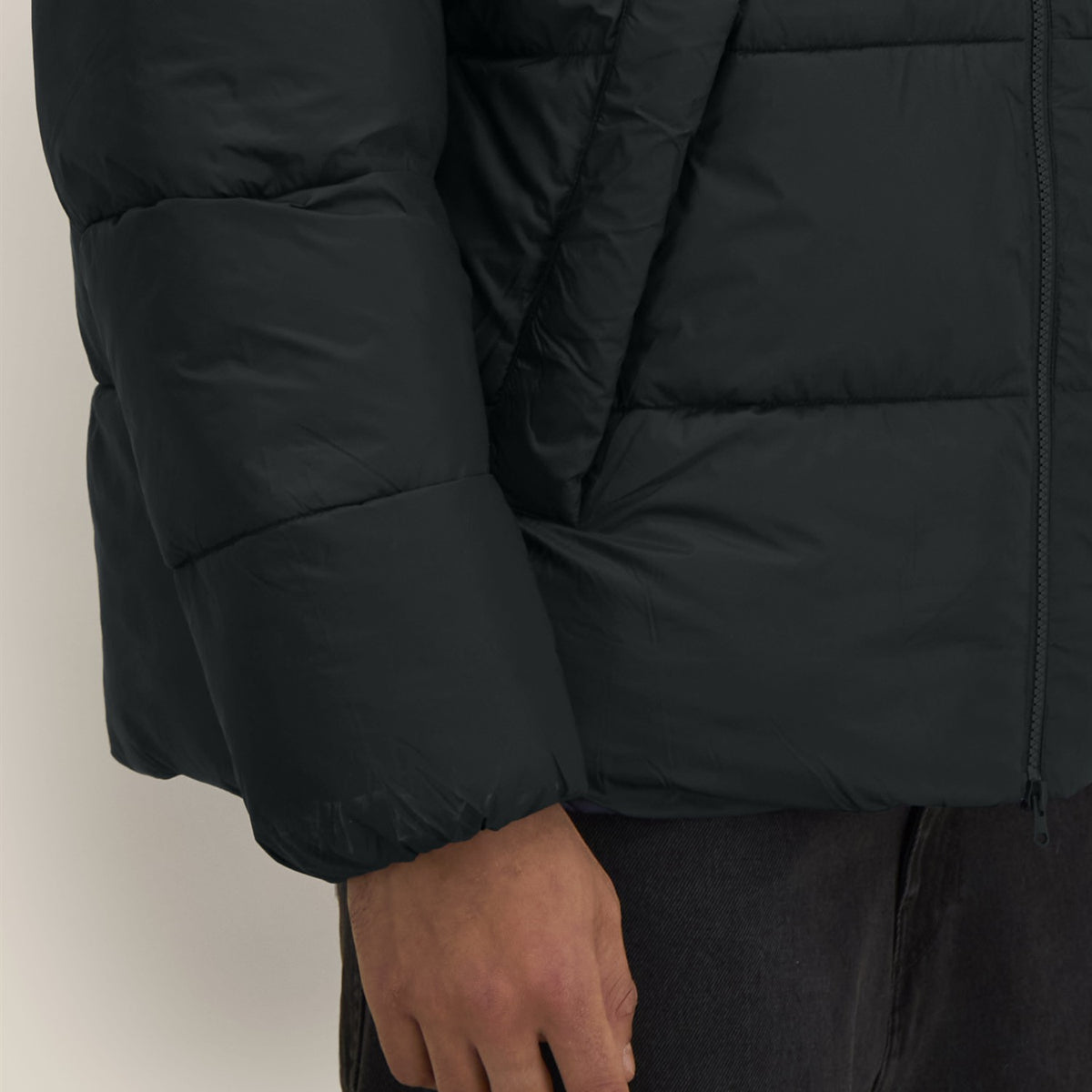 Detail: Ärmelabschluss der Pufferjacke in Schwarz