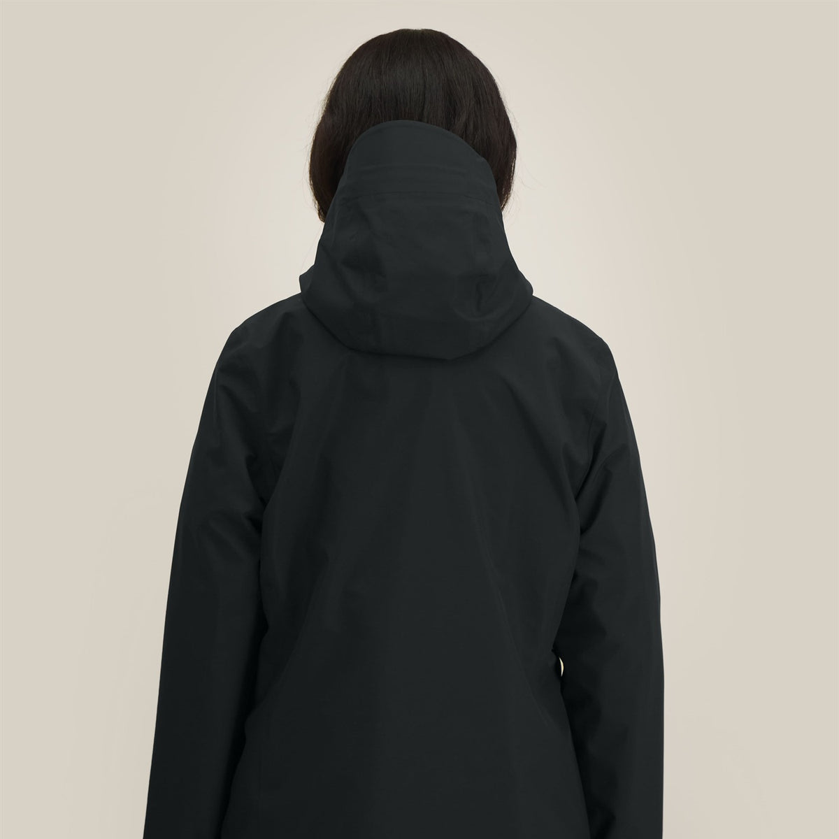 Damen Regenjacke Schwarz, Rückansicht mit längerem Rückenschnitt