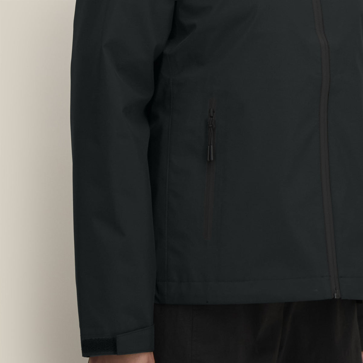 Damen Regenjacke Schwarz, Brusttasche und verklebte Nähte