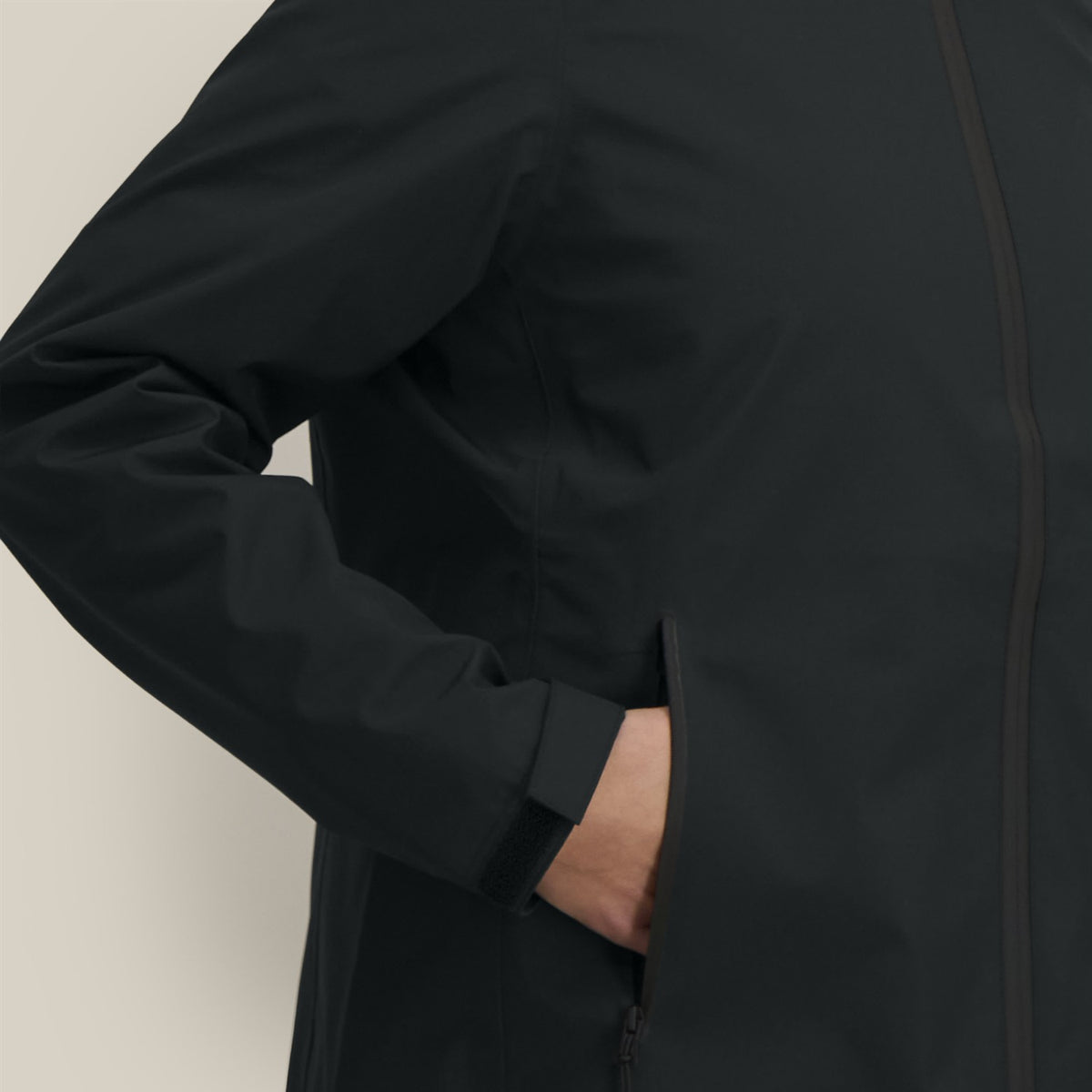 Damen Regenjacke Schwarz, Seitentasche im Detail