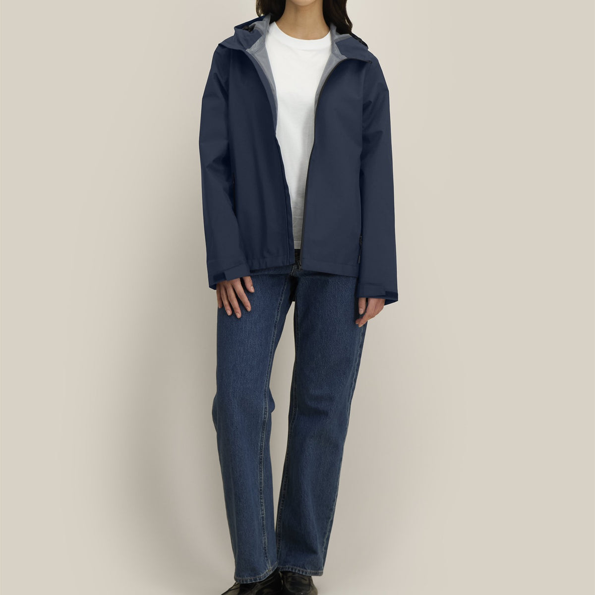 Damen Regenjacke Navy, offen getragen