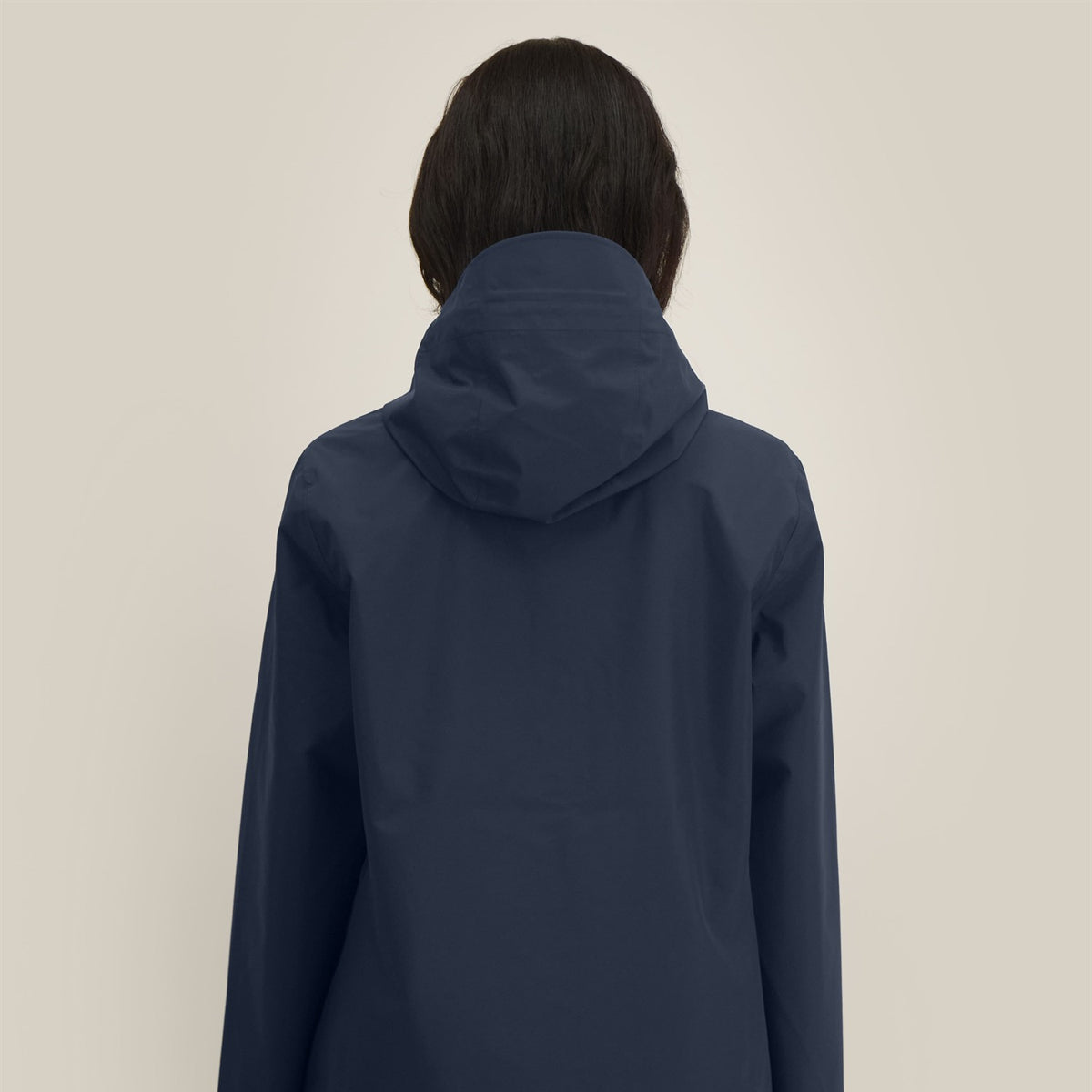 Damen Regenjacke Navy, Rückansicht mit längerem Rückenschnitt