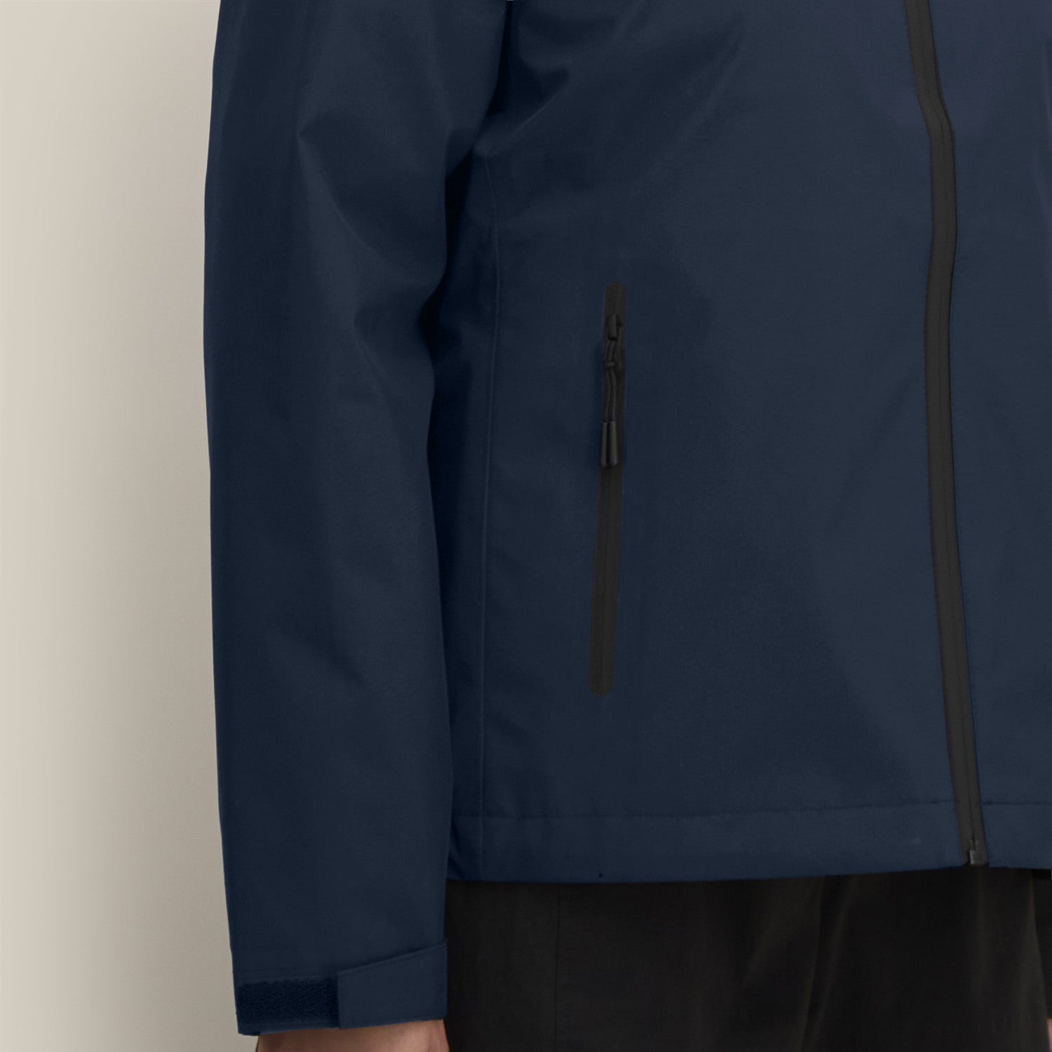 Damen Regenjacke Navy, Brusttasche und verklebte Nähte