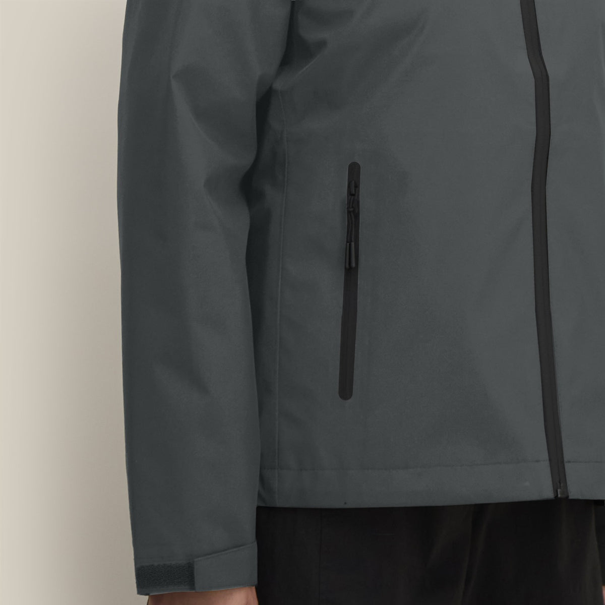 Damen Regenjacke Anthrazit, Brusttasche und verklebte Nähte