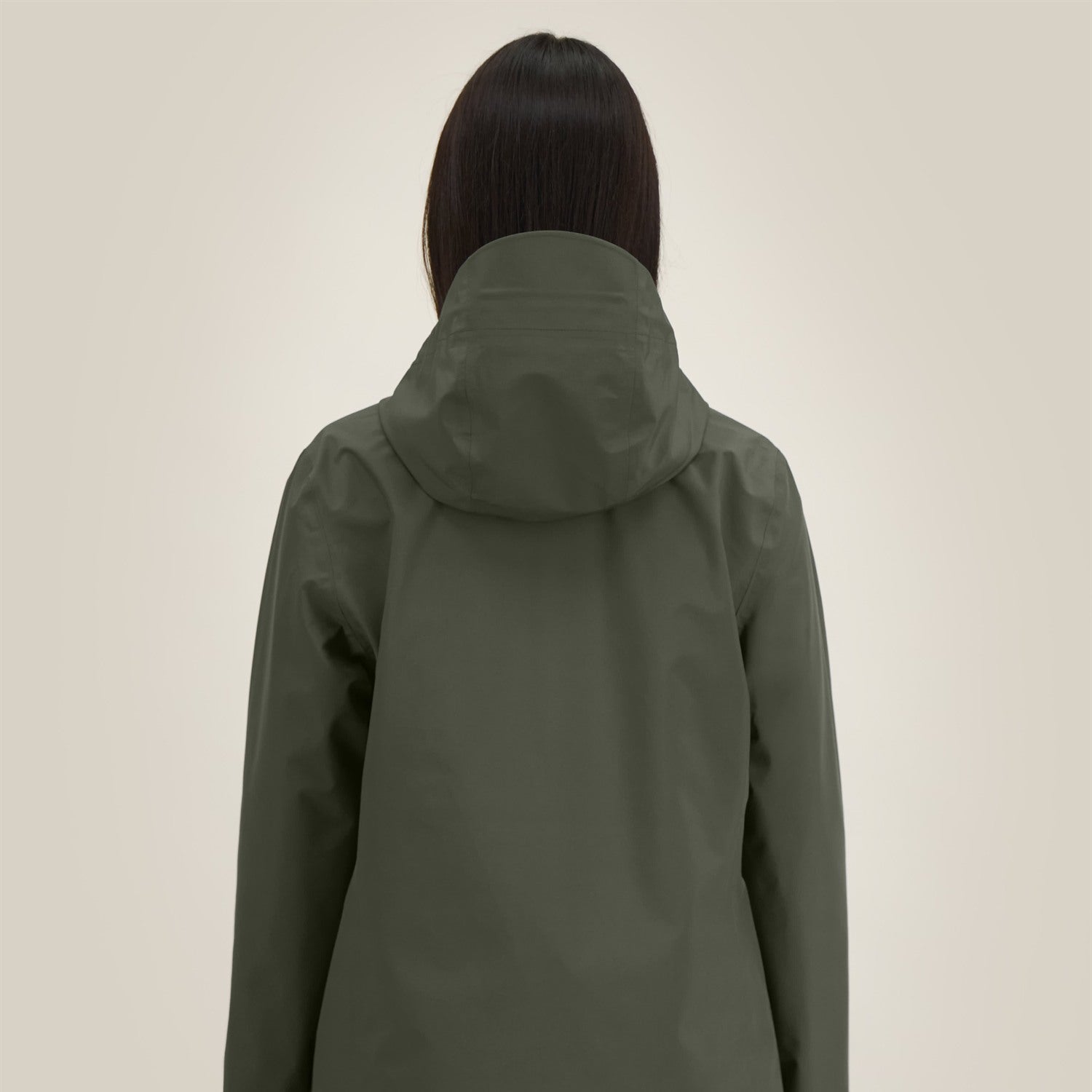 Damen Regenjacke Khaki, Rückansicht mit längerem Rückenschnitt