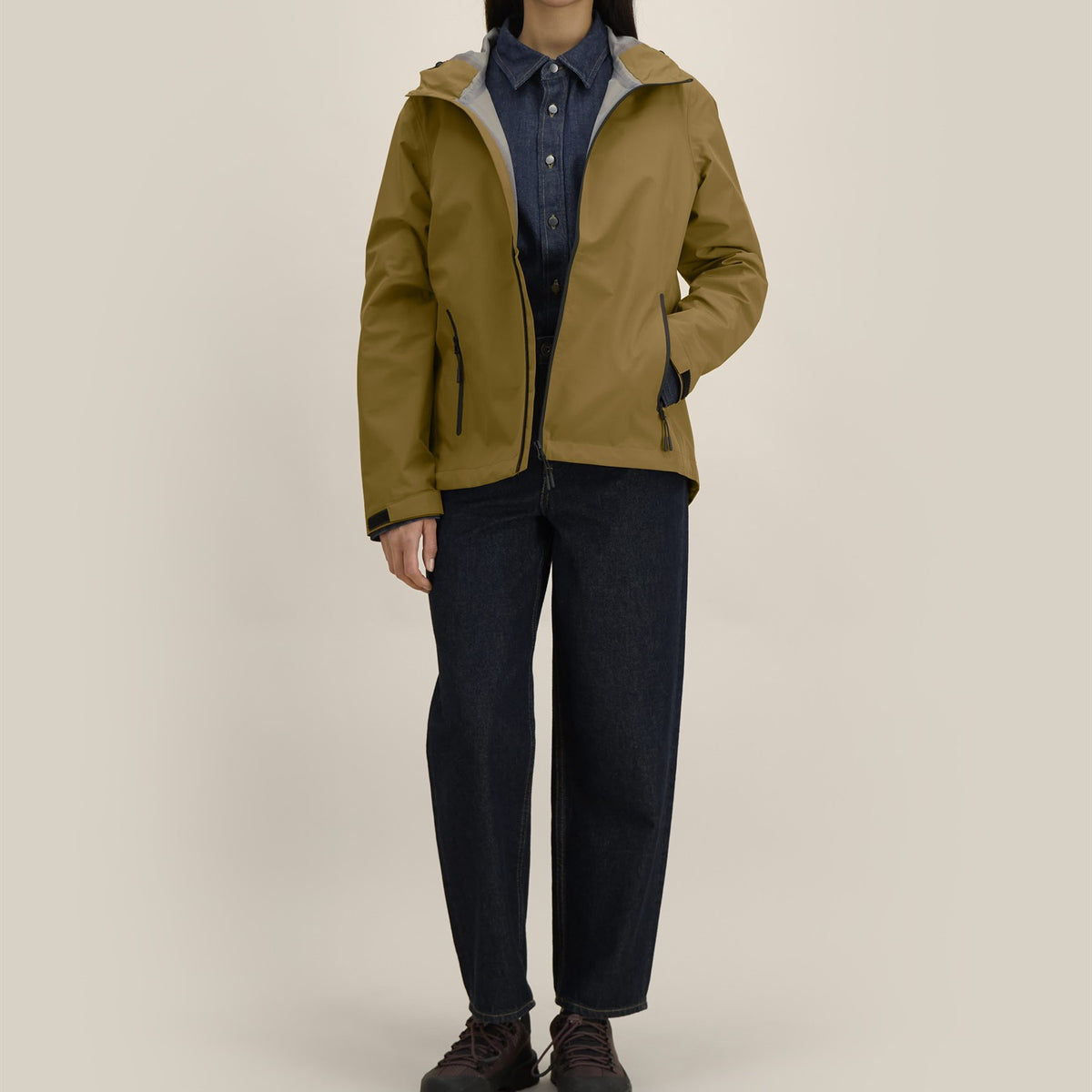 Wasserdichte Damen Regenjacke in Bronze, Ganzkörperansicht