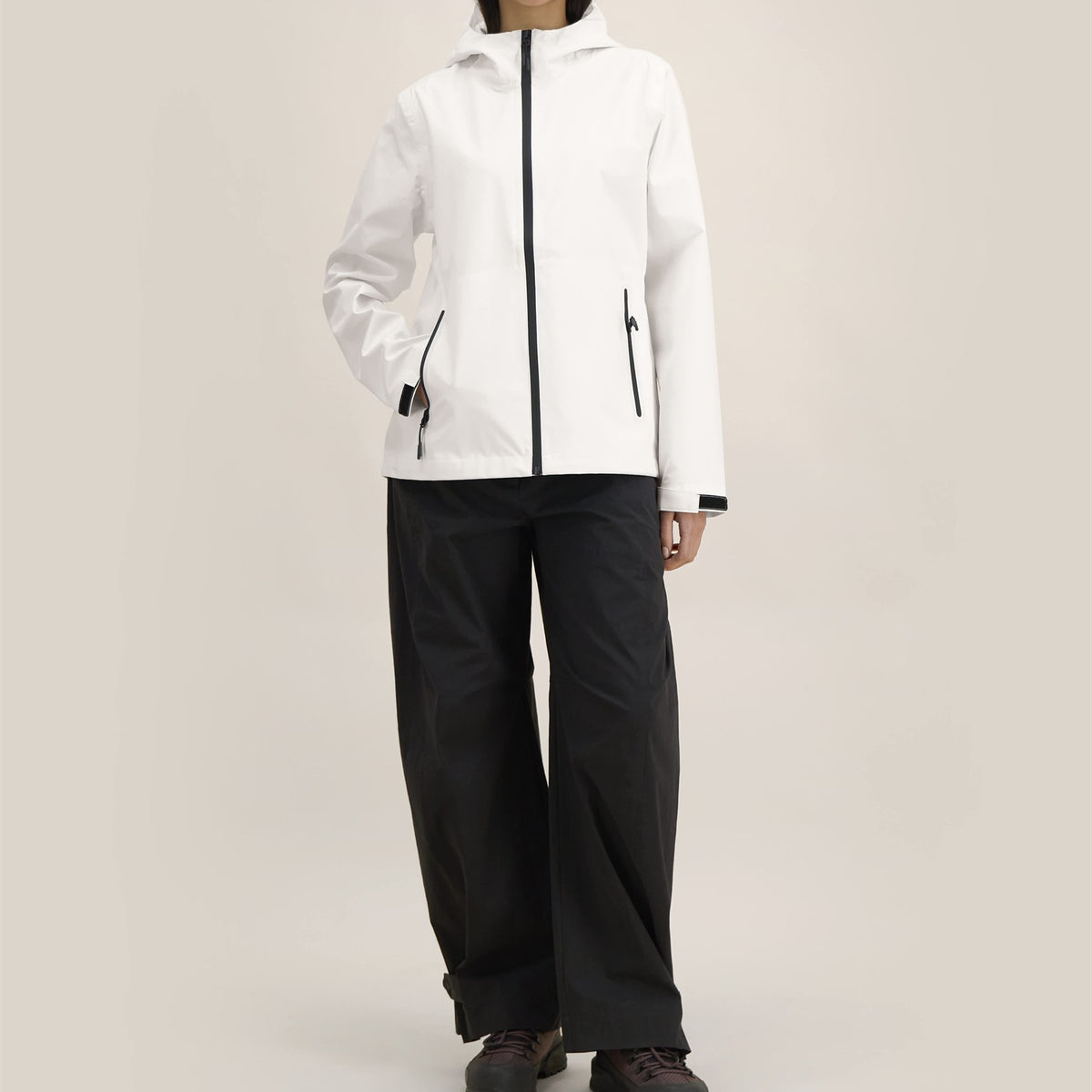 Wasserdichte Damen Regenjacke in Off White, Ganzkörperansicht