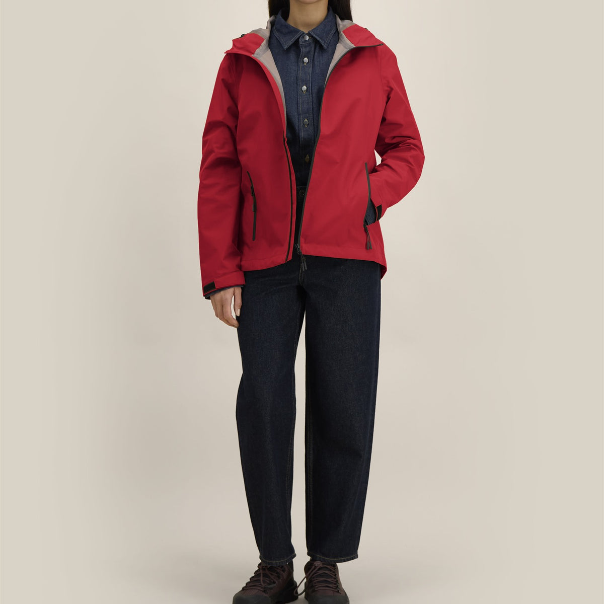 Wasserdichte Damen Regenjacke in Rot, Ganzkörperansicht