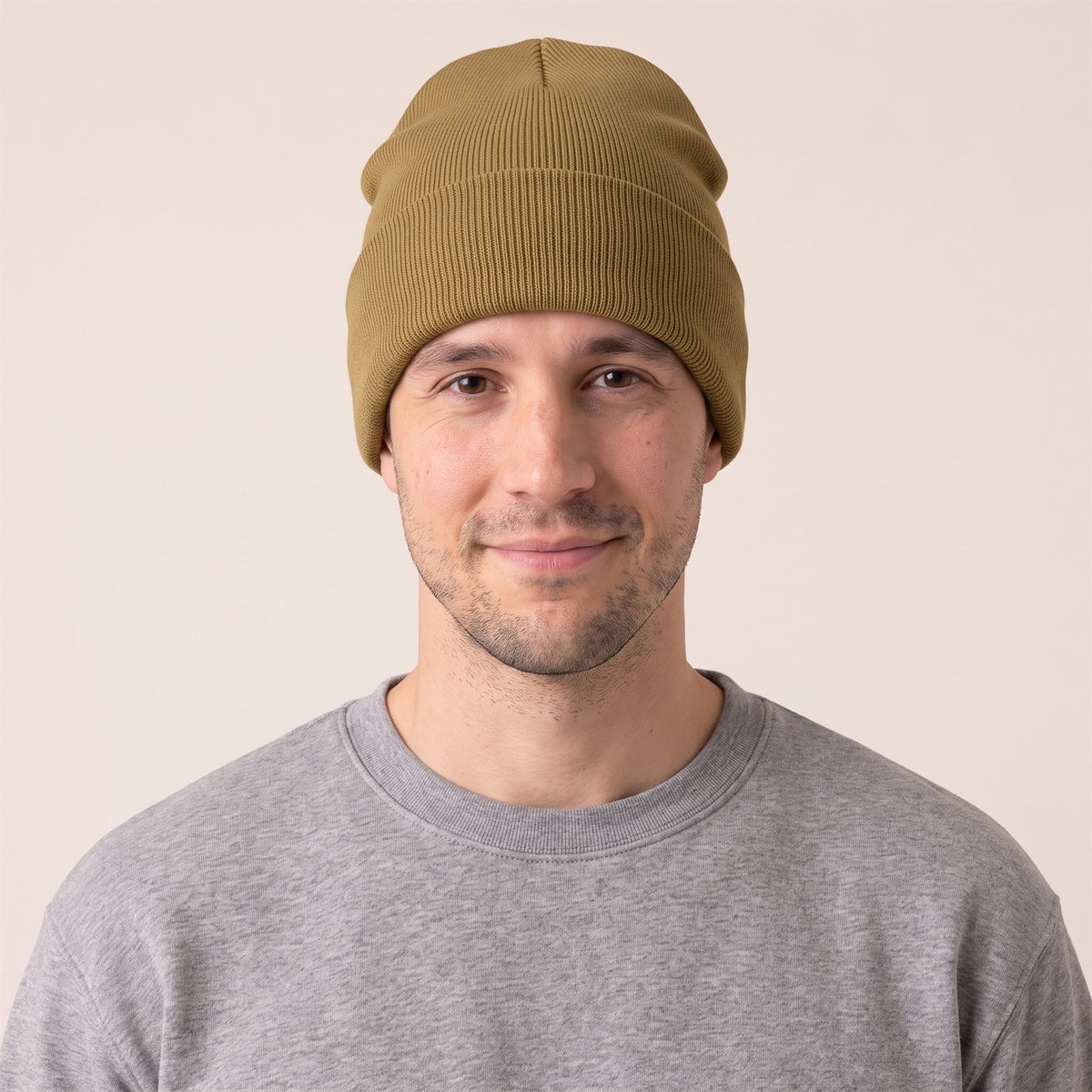 Unisex Beanie mit Umschlag im Feinripp in Bronze – Vorderansicht am Mann (AI-modifiziert)