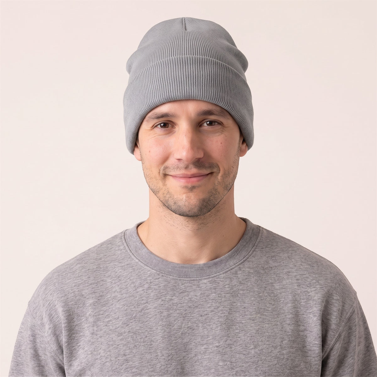 Unisex Beanie mit Umschlag im Feinripp in Misty Grey – Vorderansicht am Mann (AI-modifiziert)