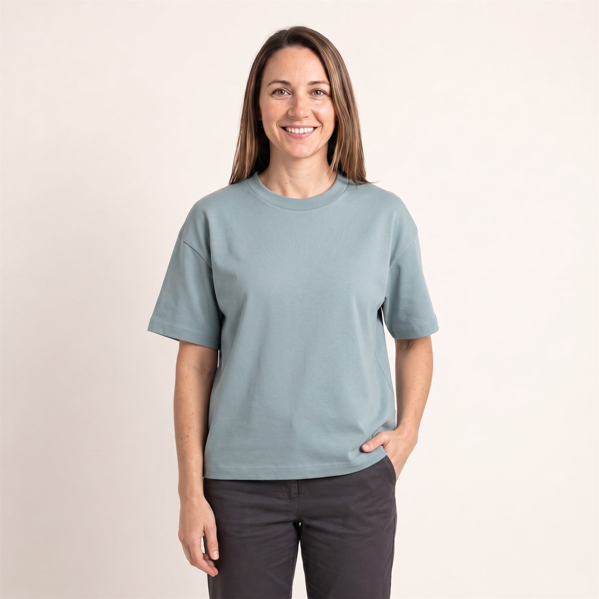 Ultra Heavy Unisex T-Shirt in Pebble Blue – Vorderansicht an der Frau (AI-modifiziert)
