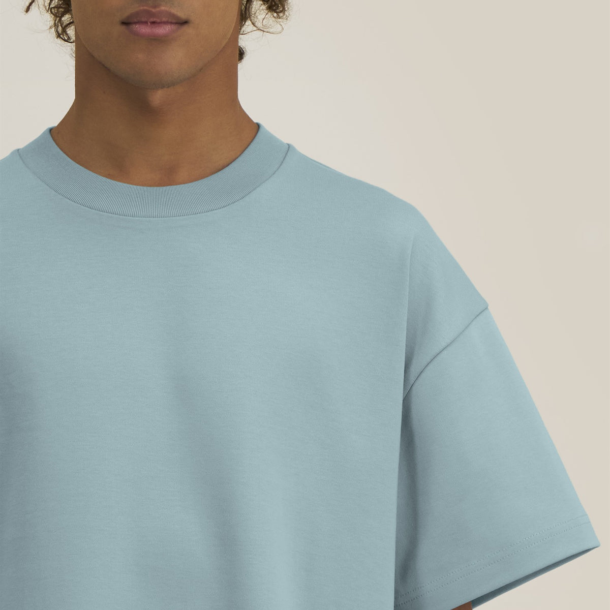 Detail: Rippkragen und tiefe Schulter, Ultra Heavy T-Shirt Pebble Blue