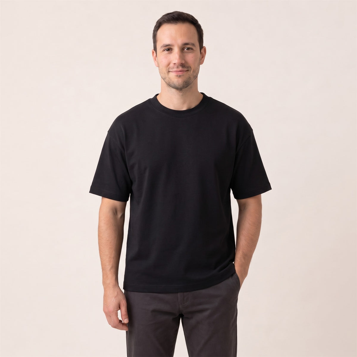 Ultra Heavy Unisex T-Shirt in Schwarz – Vorderansicht am Mann (AI-modifiziert)